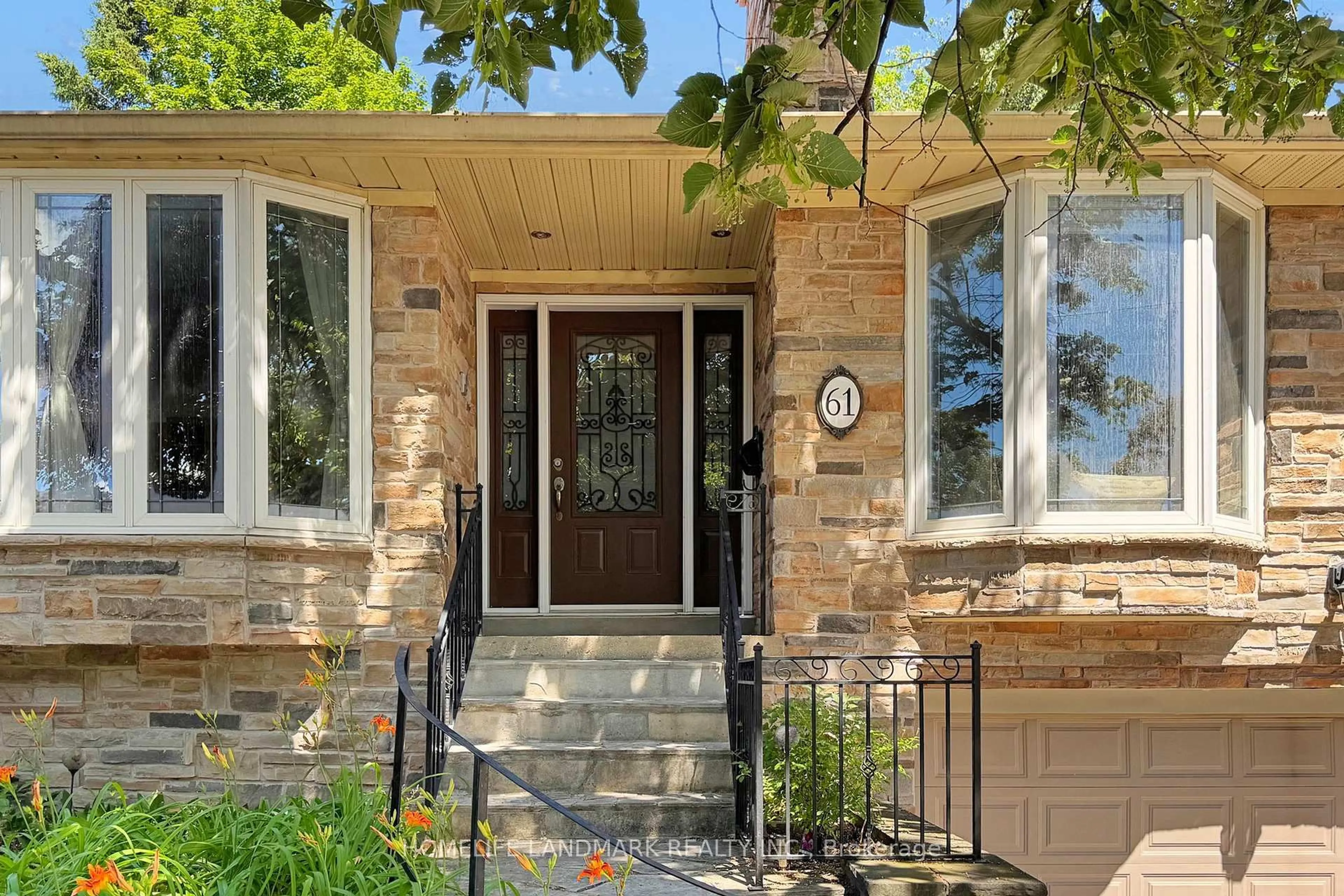 Indoor entryway for 61 Whittaker Cres, Toronto Ontario M2K 1K9