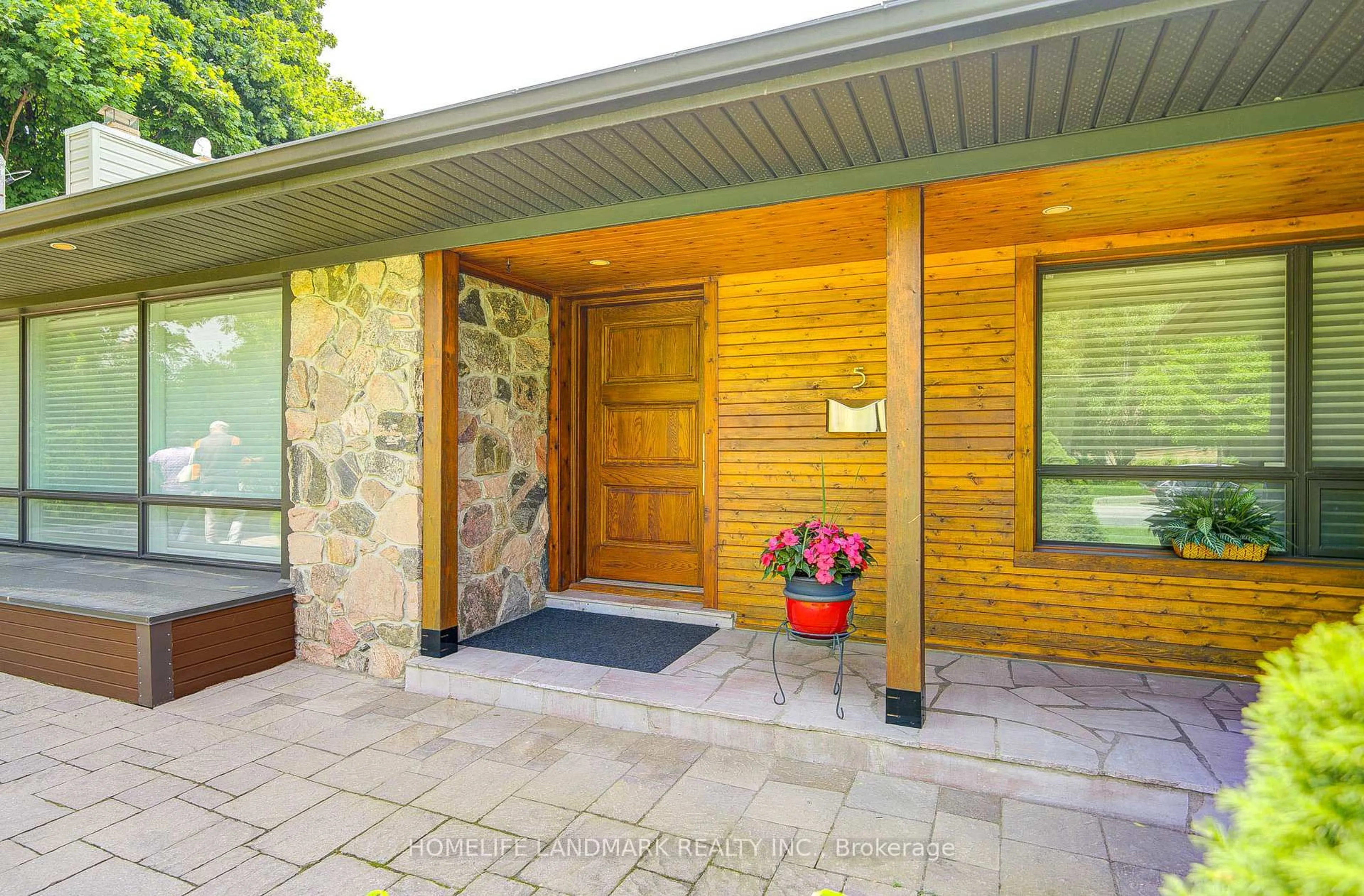 Indoor entryway for 5 Sulgrave Cres, Toronto Ontario M2L 1W5