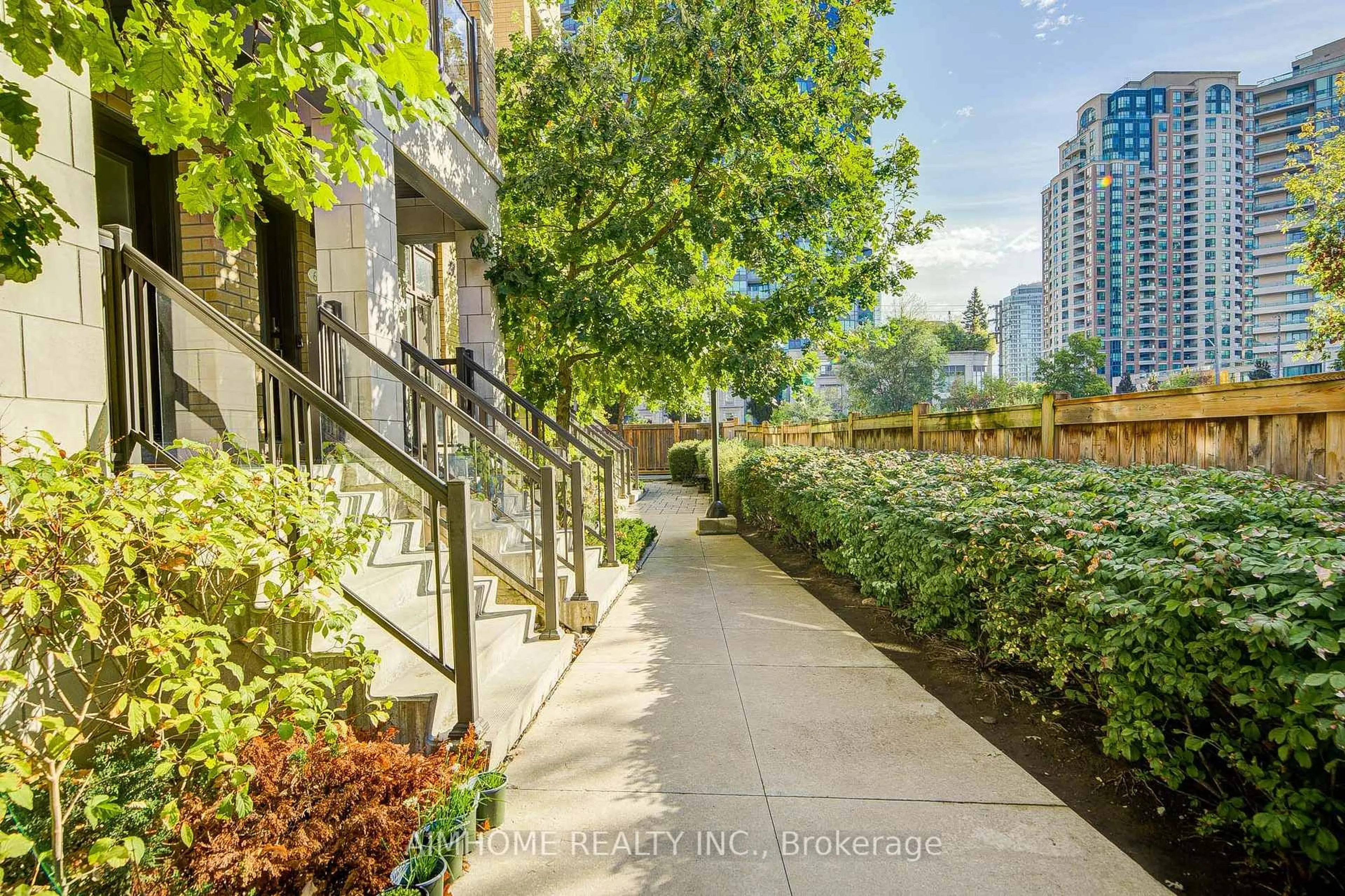 Patio, street for 11 Eldora Ave #6, Toronto Ontario M2M 1R3