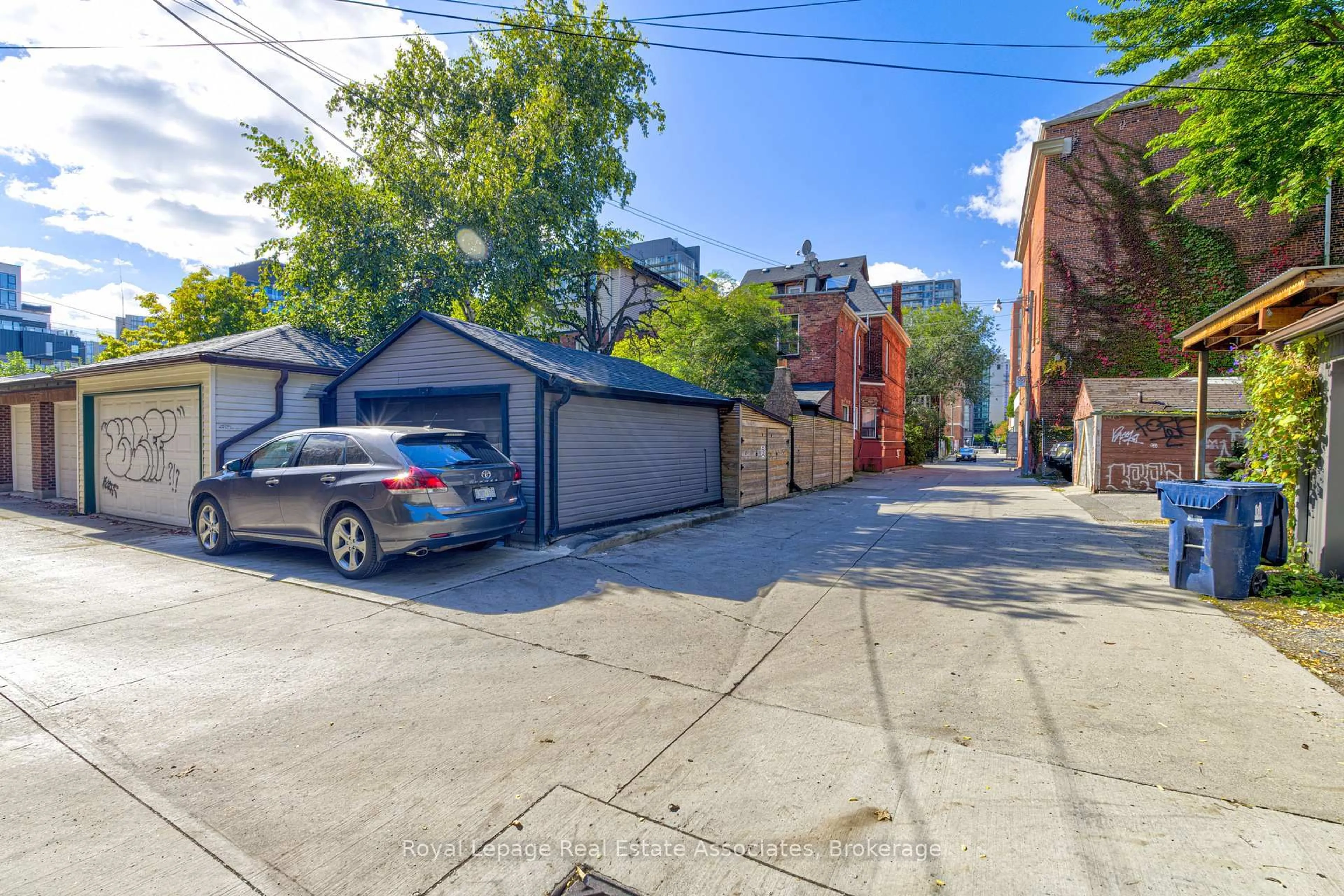 A pic from outside/outdoor area/front of a property/back of a property/a pic from drone, street for 101 Dovercourt Rd, Toronto Ontario M6J 3C2