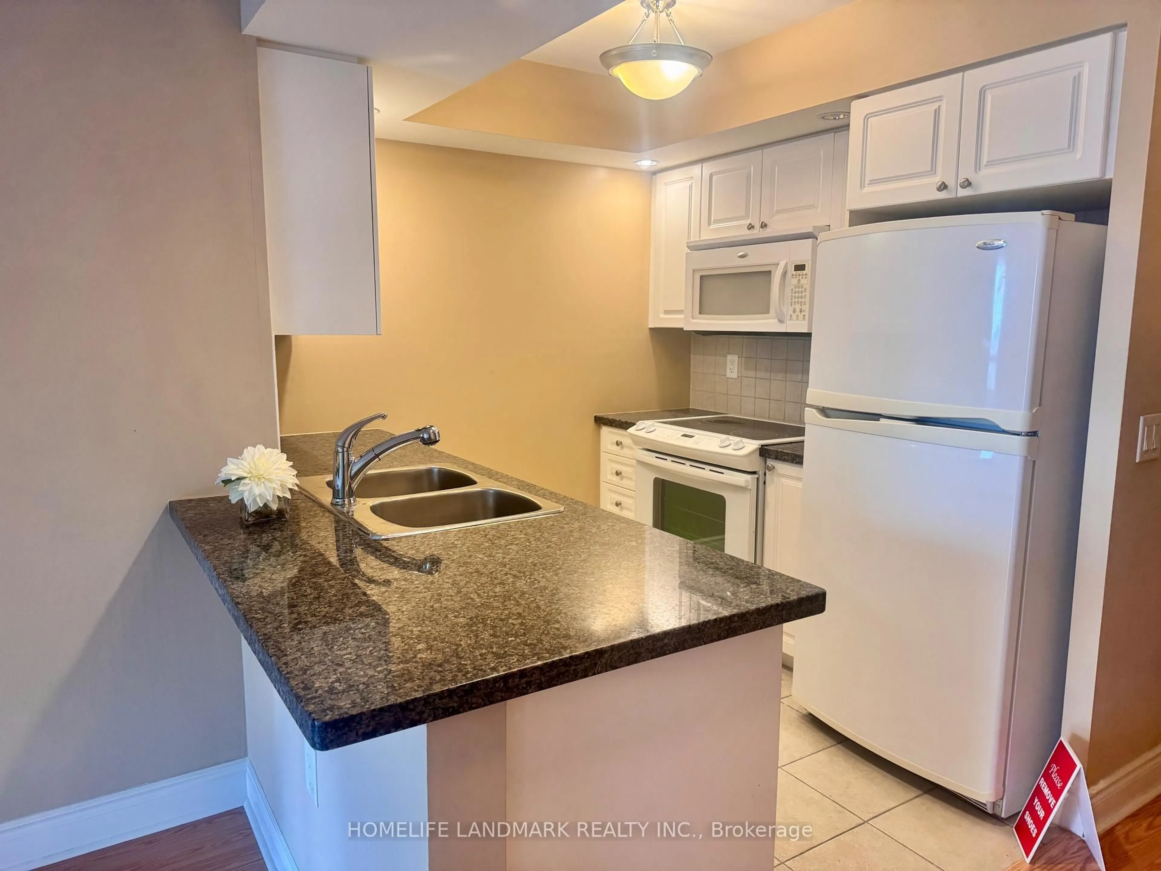 Standard kitchen, ceramic/tile floor for 500 Doris Ave #1323, Toronto Ontario M2N 0C1