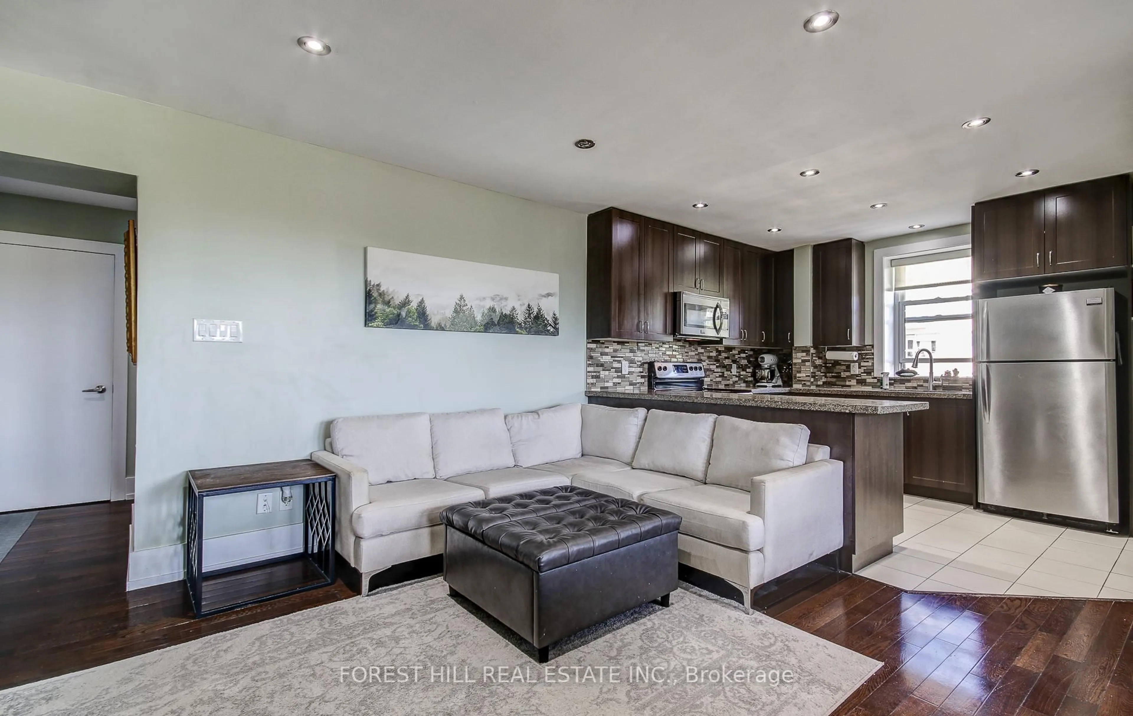 Living room with furniture, unknown for 2603 Bathurst St #508, Toronto Ontario M6B 2Z6