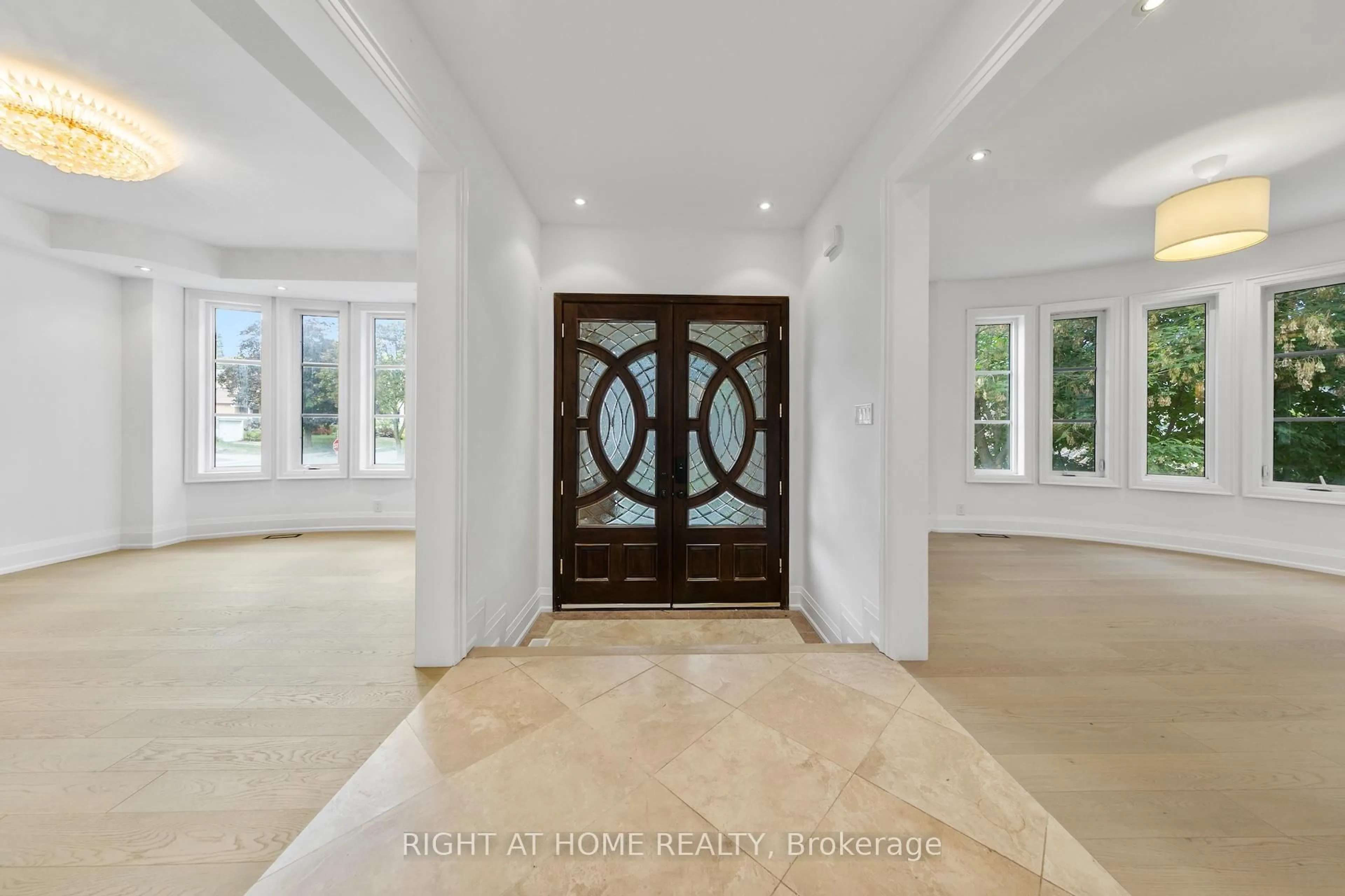 Indoor foyer for 125 Kingsdale Ave, Toronto Ontario M2N 3W5