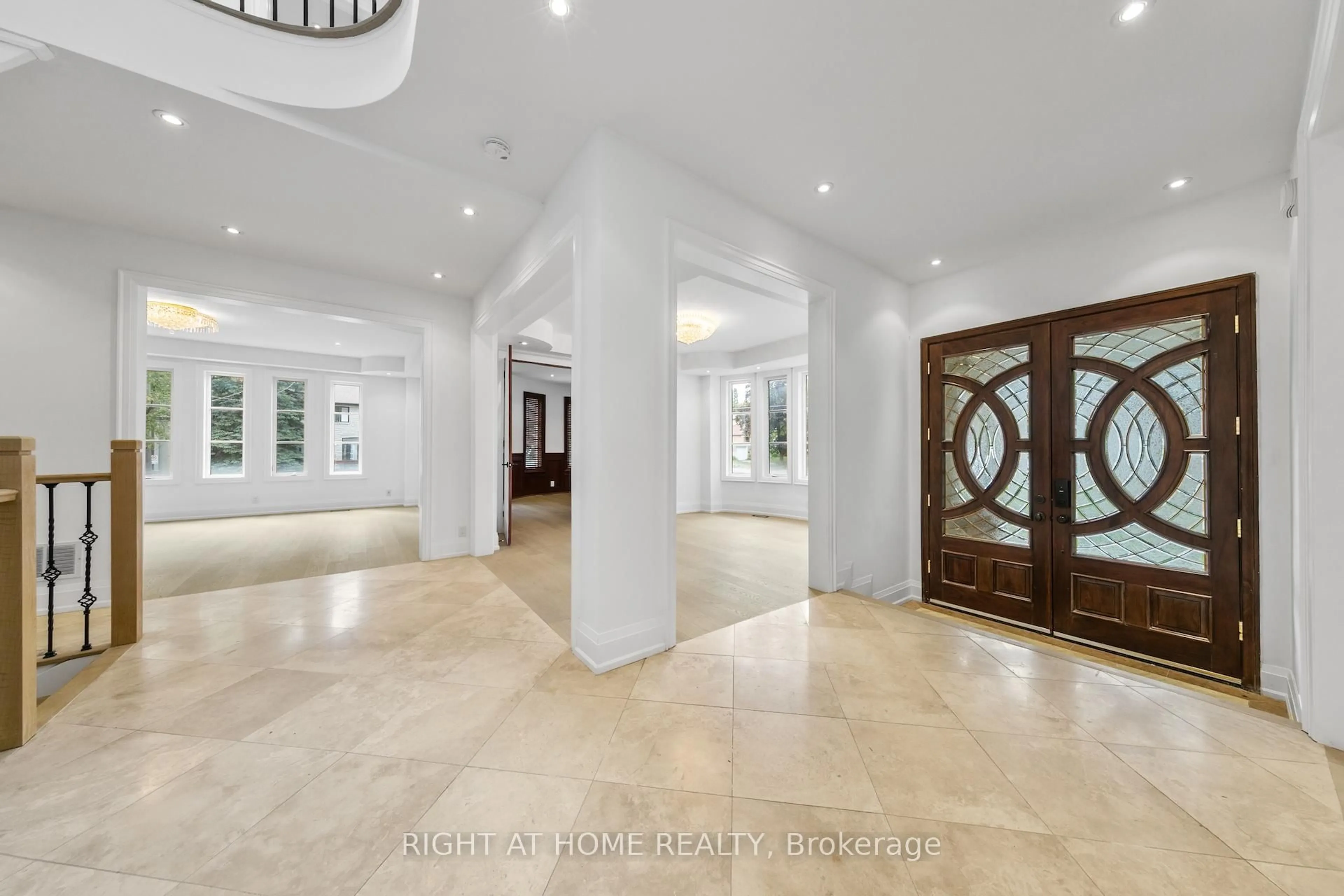Indoor foyer for 125 Kingsdale Ave, Toronto Ontario M2N 3W5