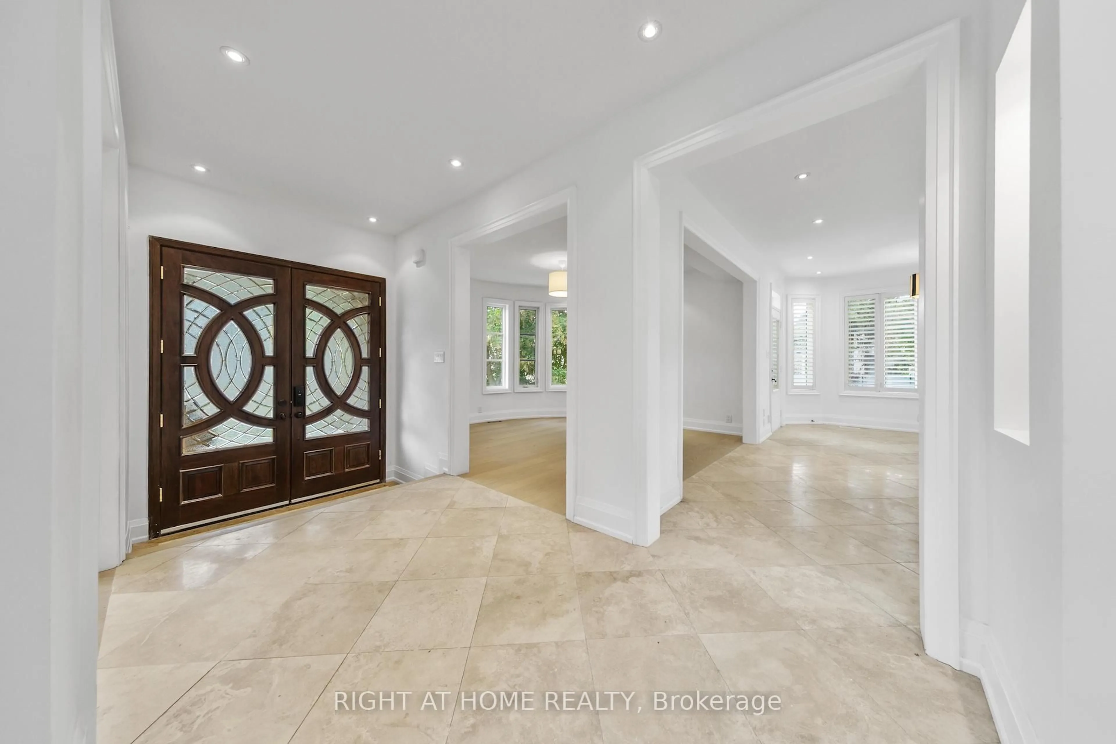 Indoor foyer for 125 Kingsdale Ave, Toronto Ontario M2N 3W5