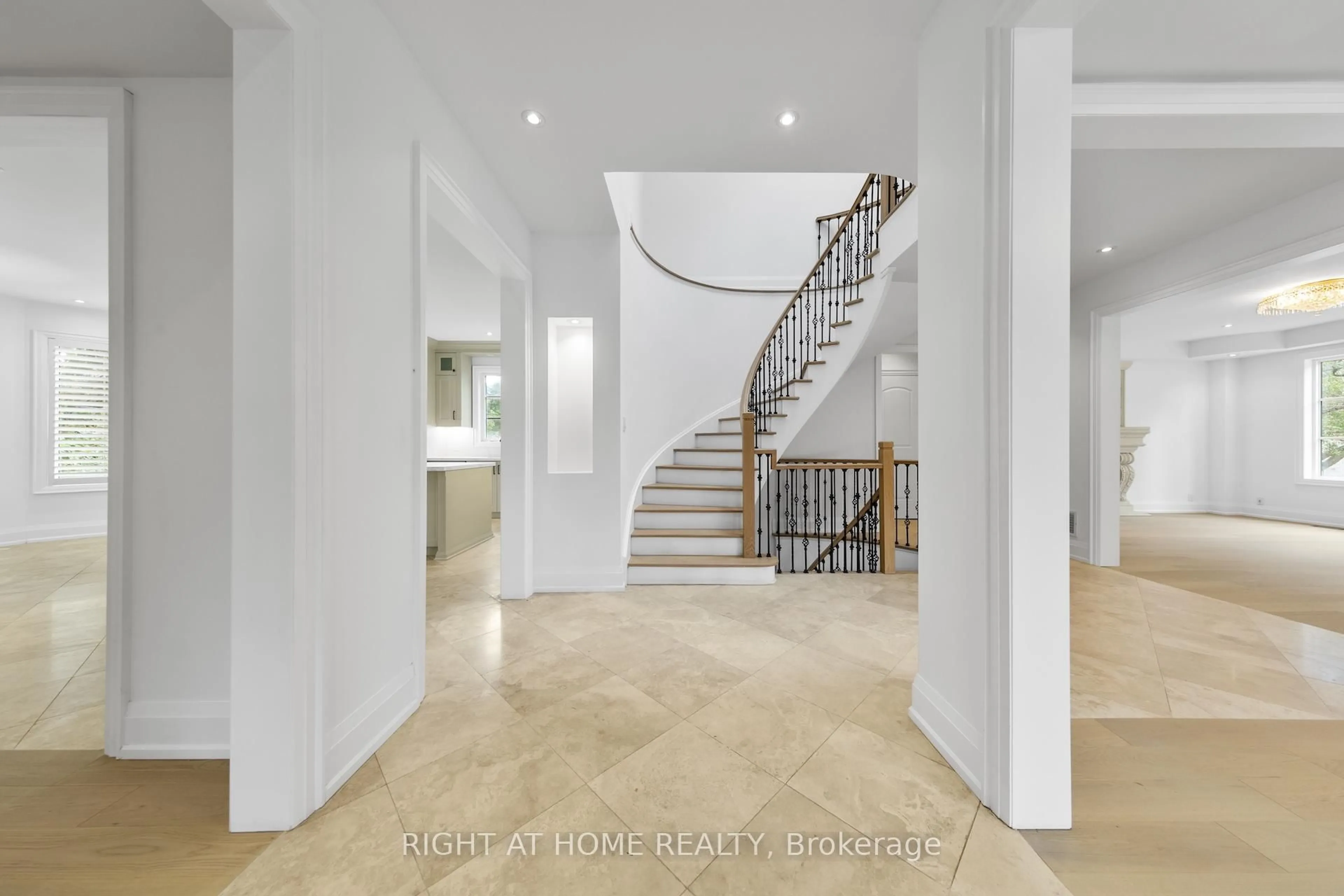 Indoor foyer for 125 Kingsdale Ave, Toronto Ontario M2N 3W5
