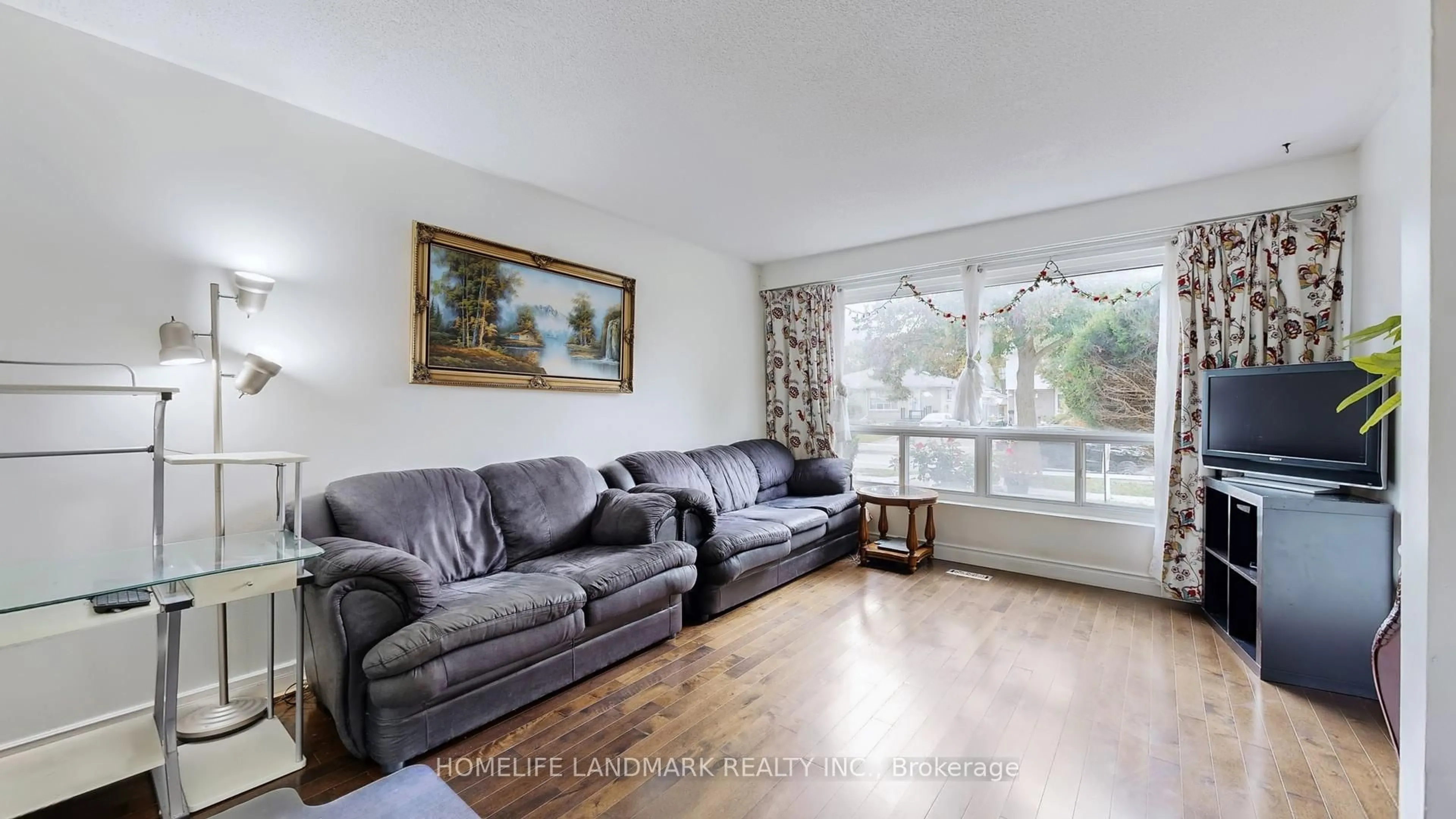 Living room with furniture, wood/laminate floor for 306 Hollyberry Tr, Toronto Ontario M2H 2P4