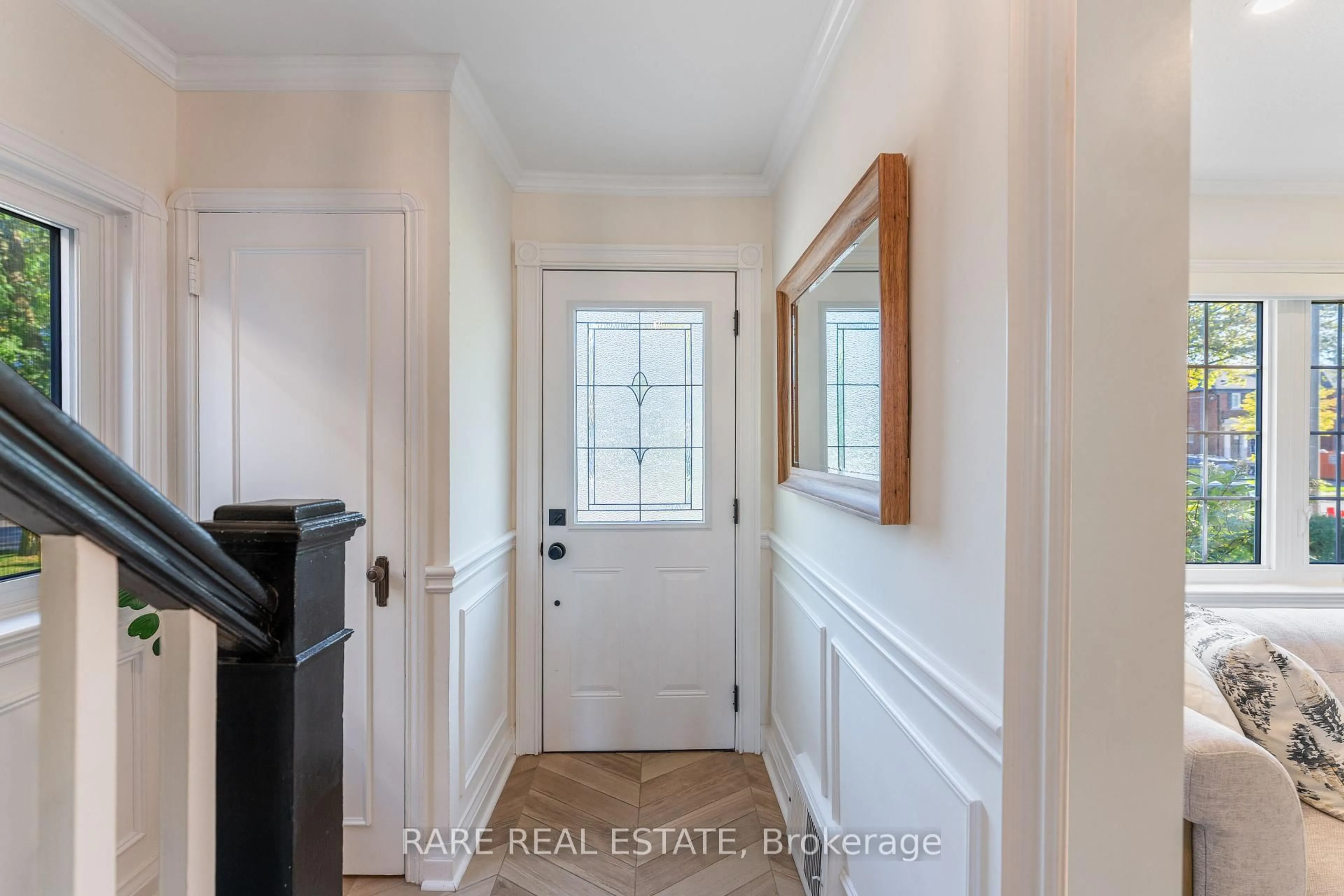 Indoor entryway for 244 Donlea Dr, Toronto Ontario M4G 2N2