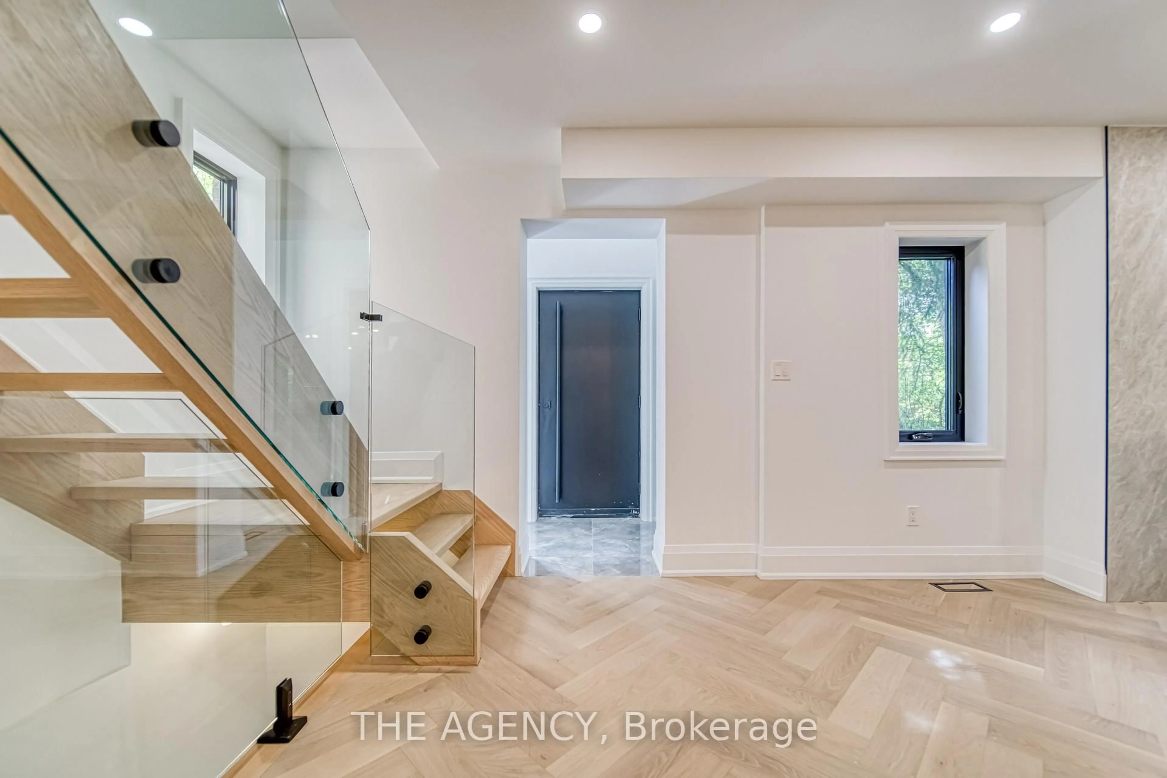 Indoor entryway for 16 Duncannon Dr, Toronto Ontario M5P 2M1