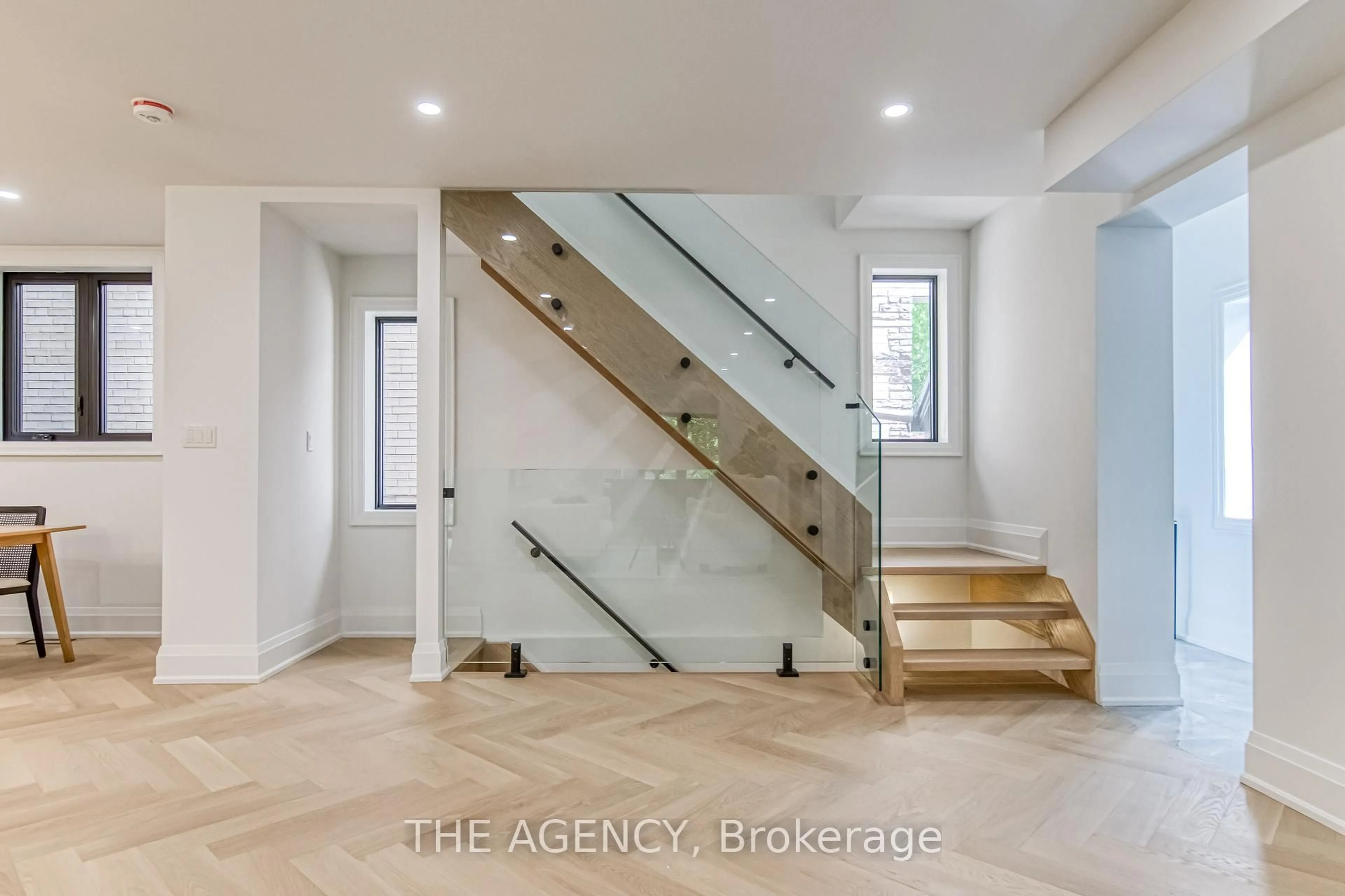 Indoor entryway for 16 Duncannon Dr, Toronto Ontario M5P 2M1