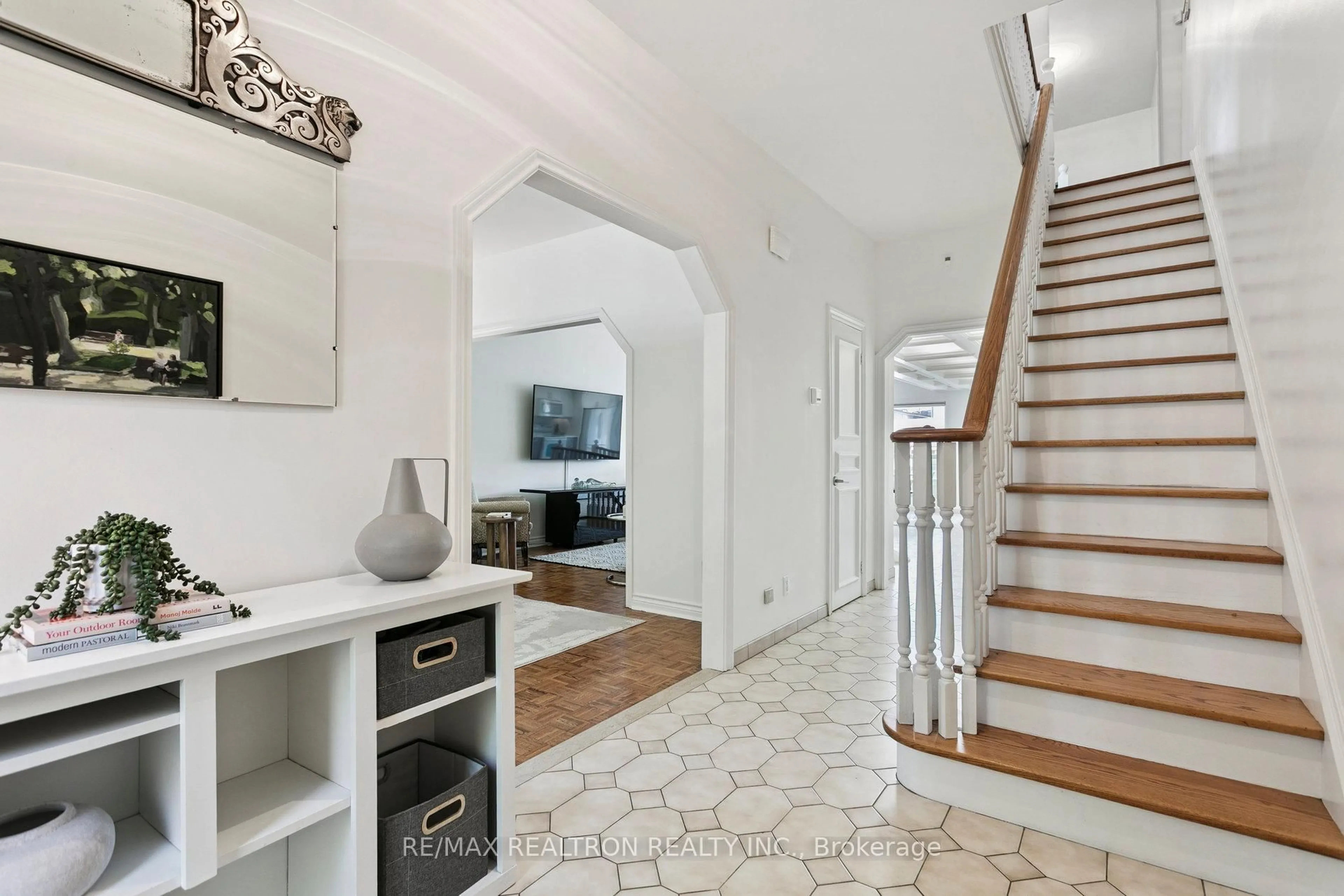 Indoor entryway for 197 Margueretta St, Toronto Ontario M6H 3S4