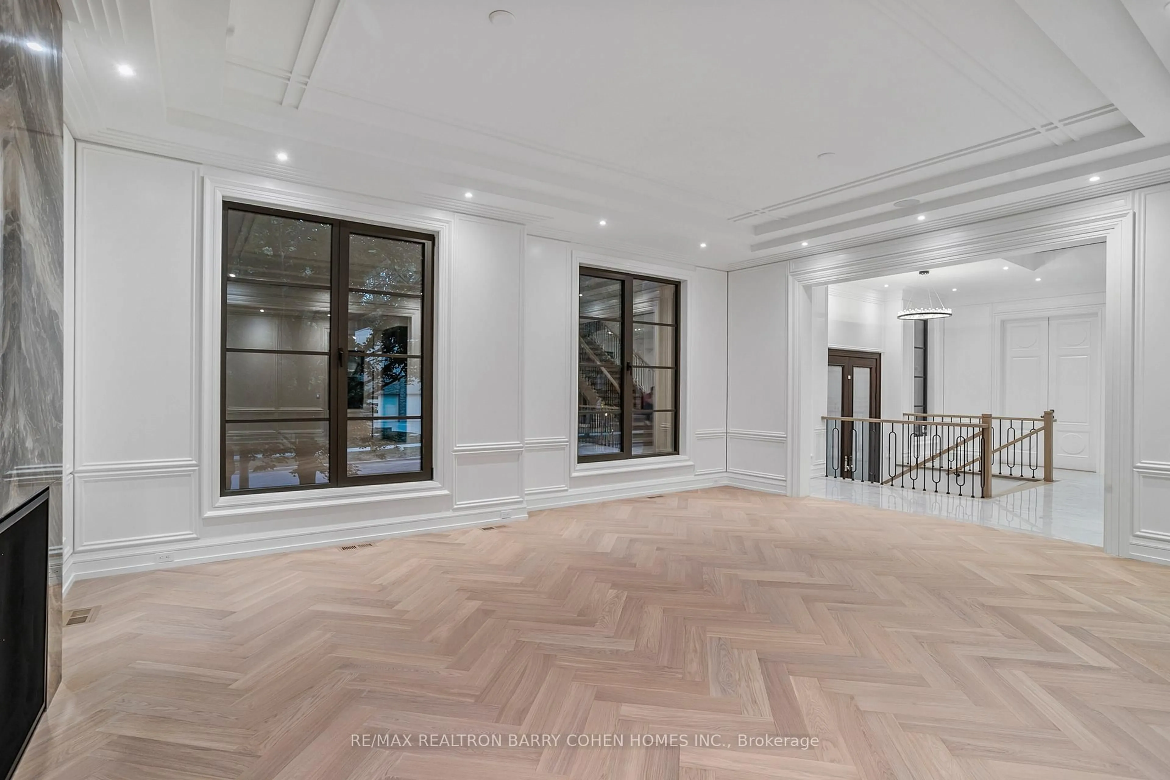 Indoor foyer for 27 Penwood Cres, Toronto Ontario M3B 3B1