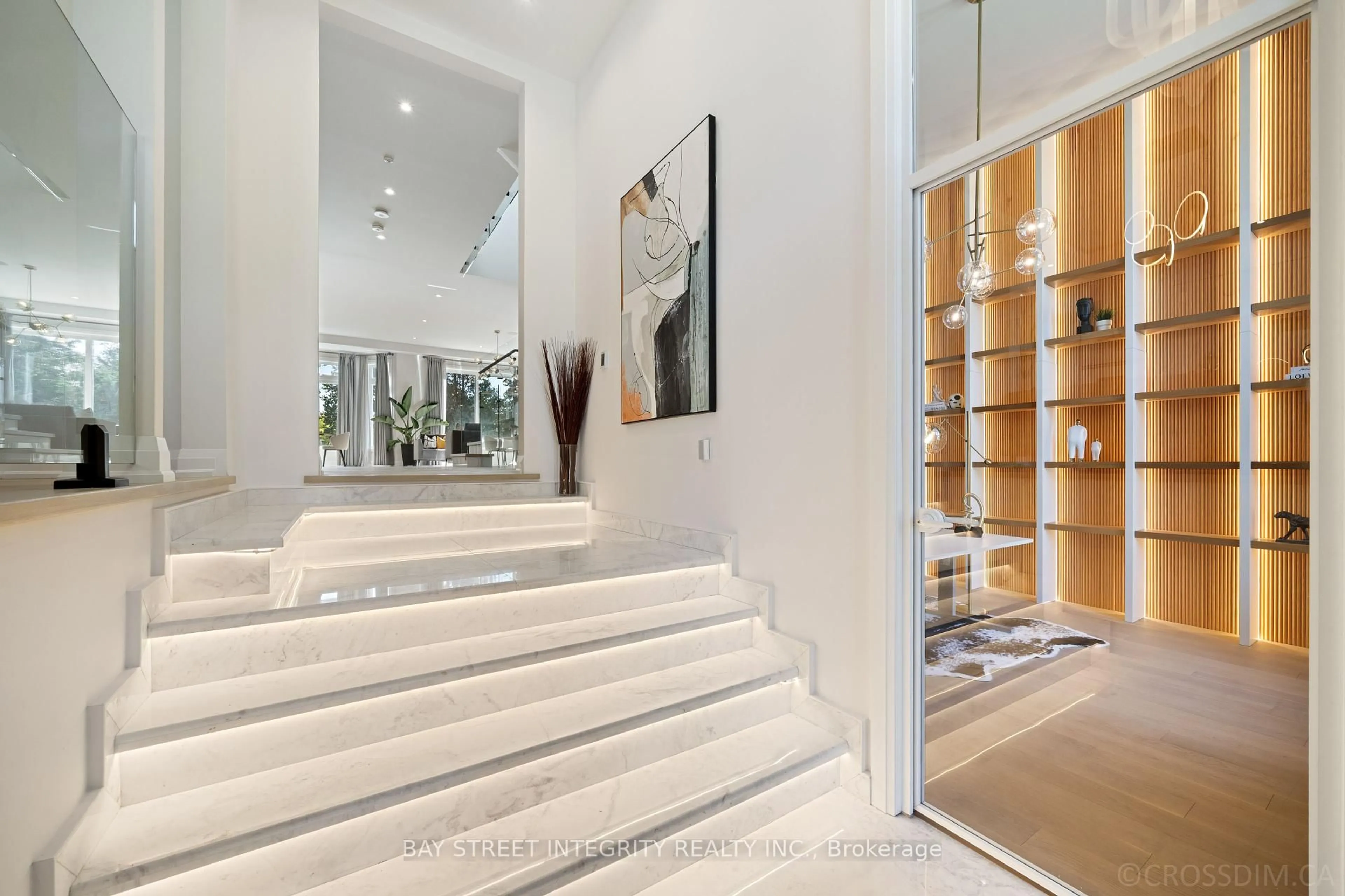Indoor foyer for 207 Ellerslie Ave, Toronto Ontario M2N 1Y3
