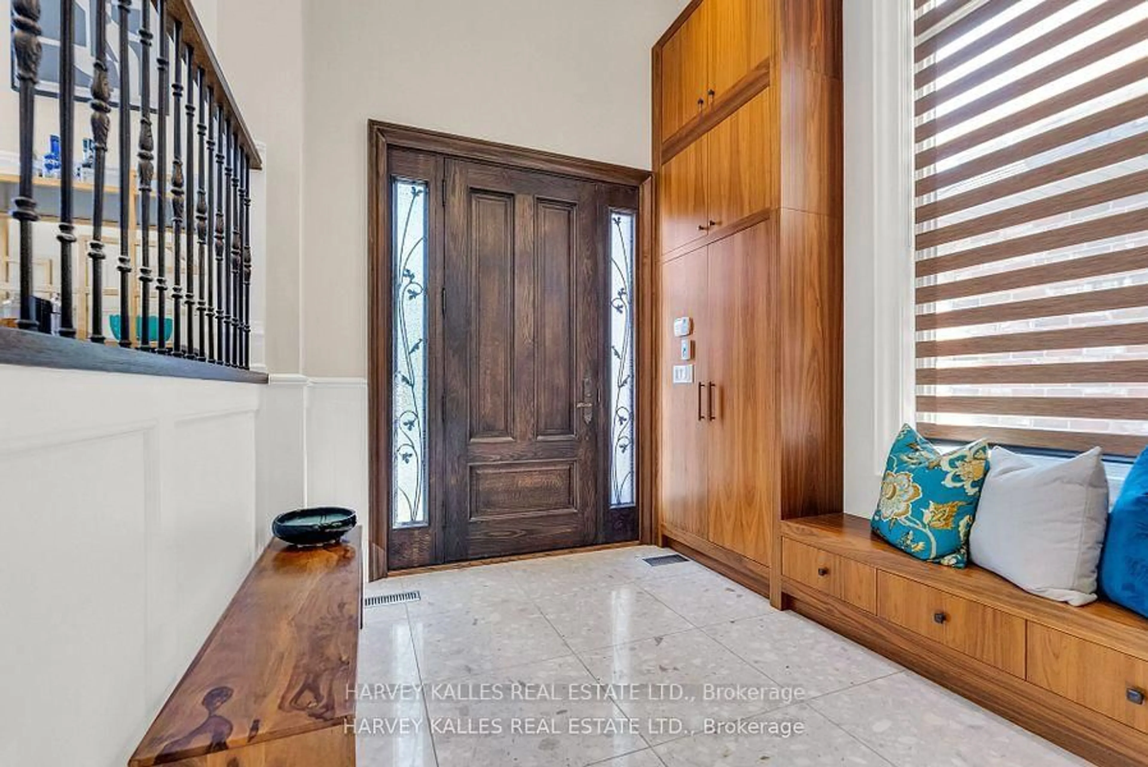 Indoor foyer for 292 Johnston Ave, Toronto Ontario M2N 1H6