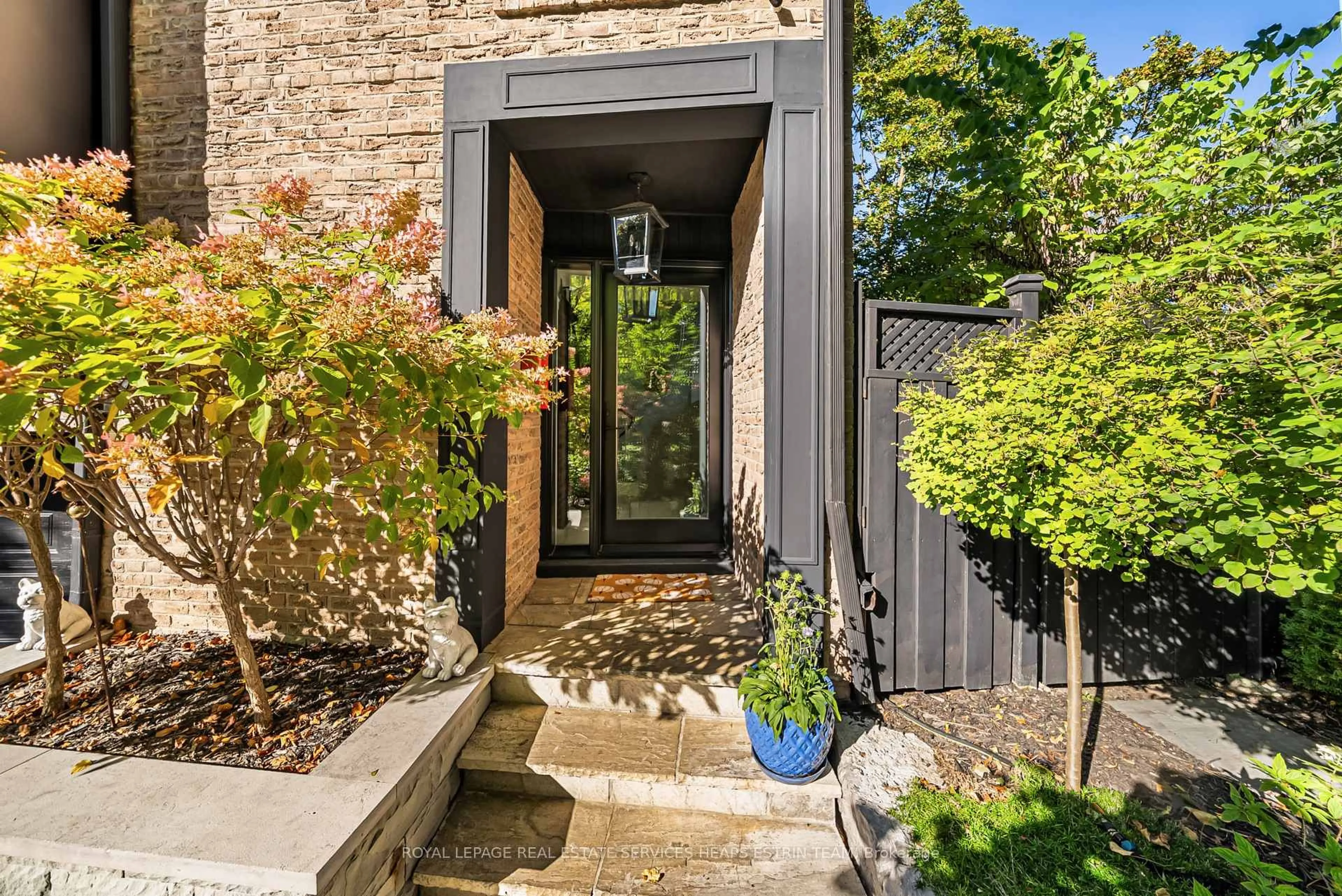 Indoor entryway for 60 South Dr, Toronto Ontario M4W 1R1