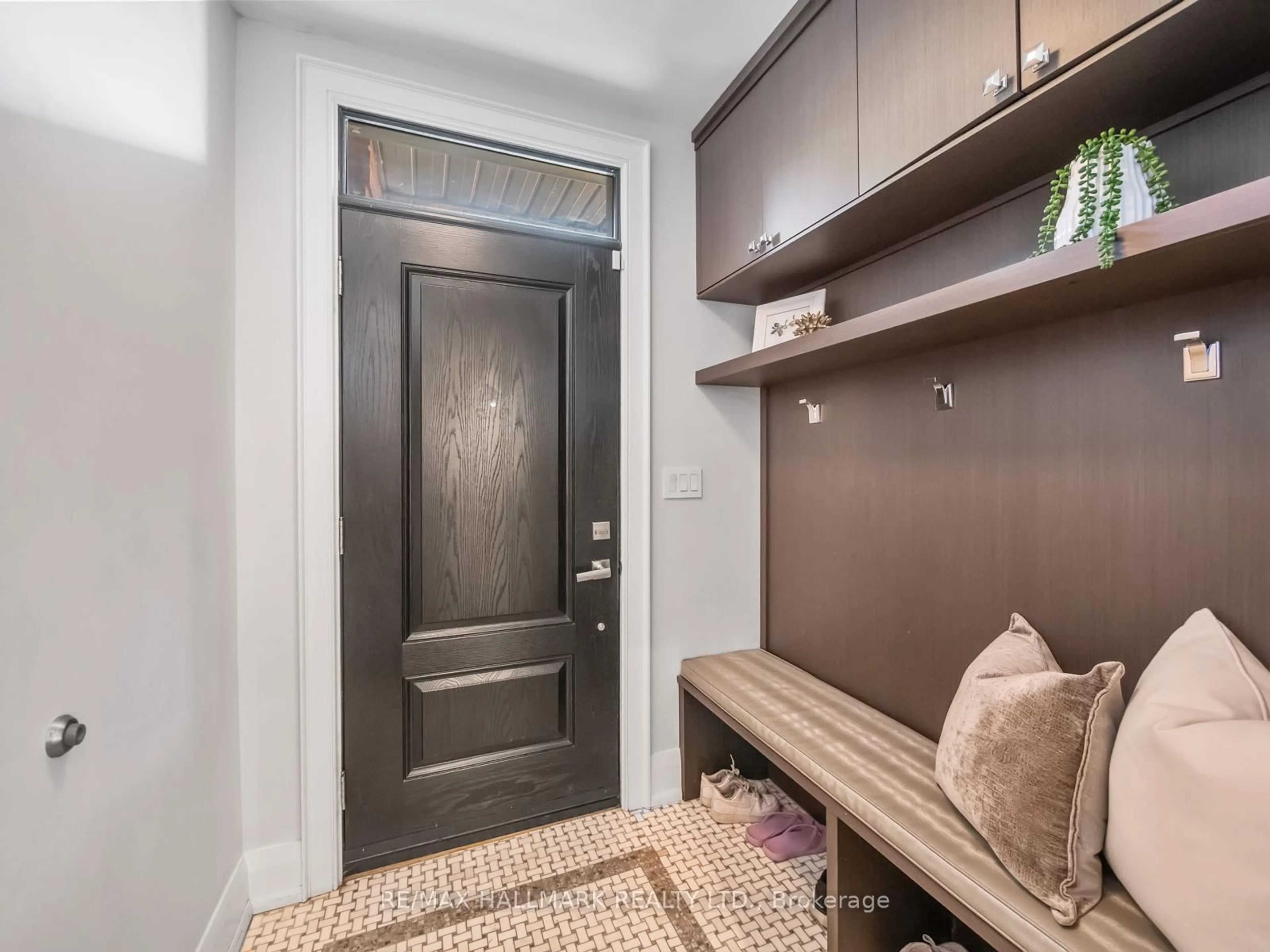 Indoor entryway for 113 Melrose Ave, Toronto Ontario M5M 1Y8