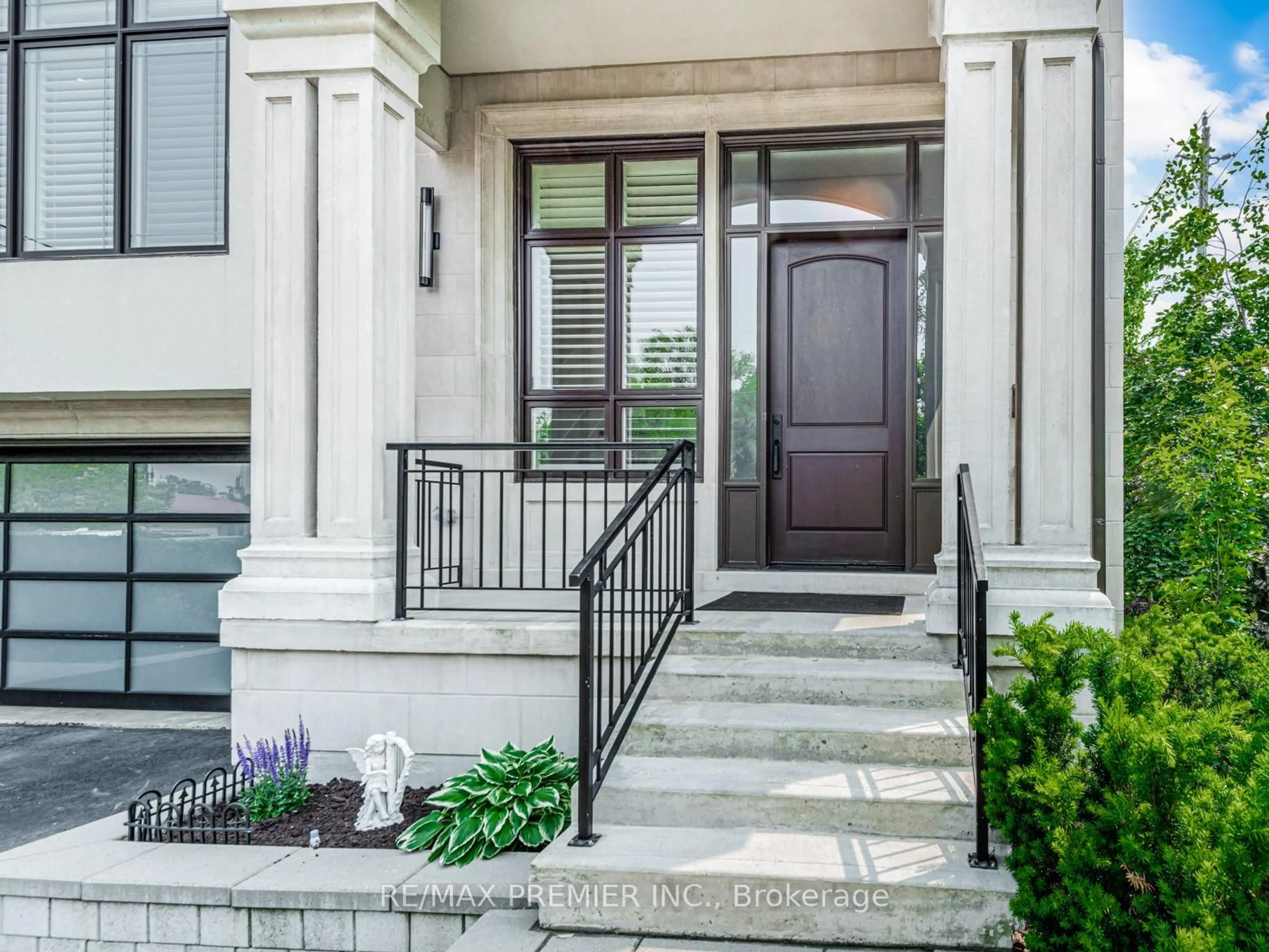 Indoor entryway for 111 Codsell Ave, Toronto Ontario M3H 3W2