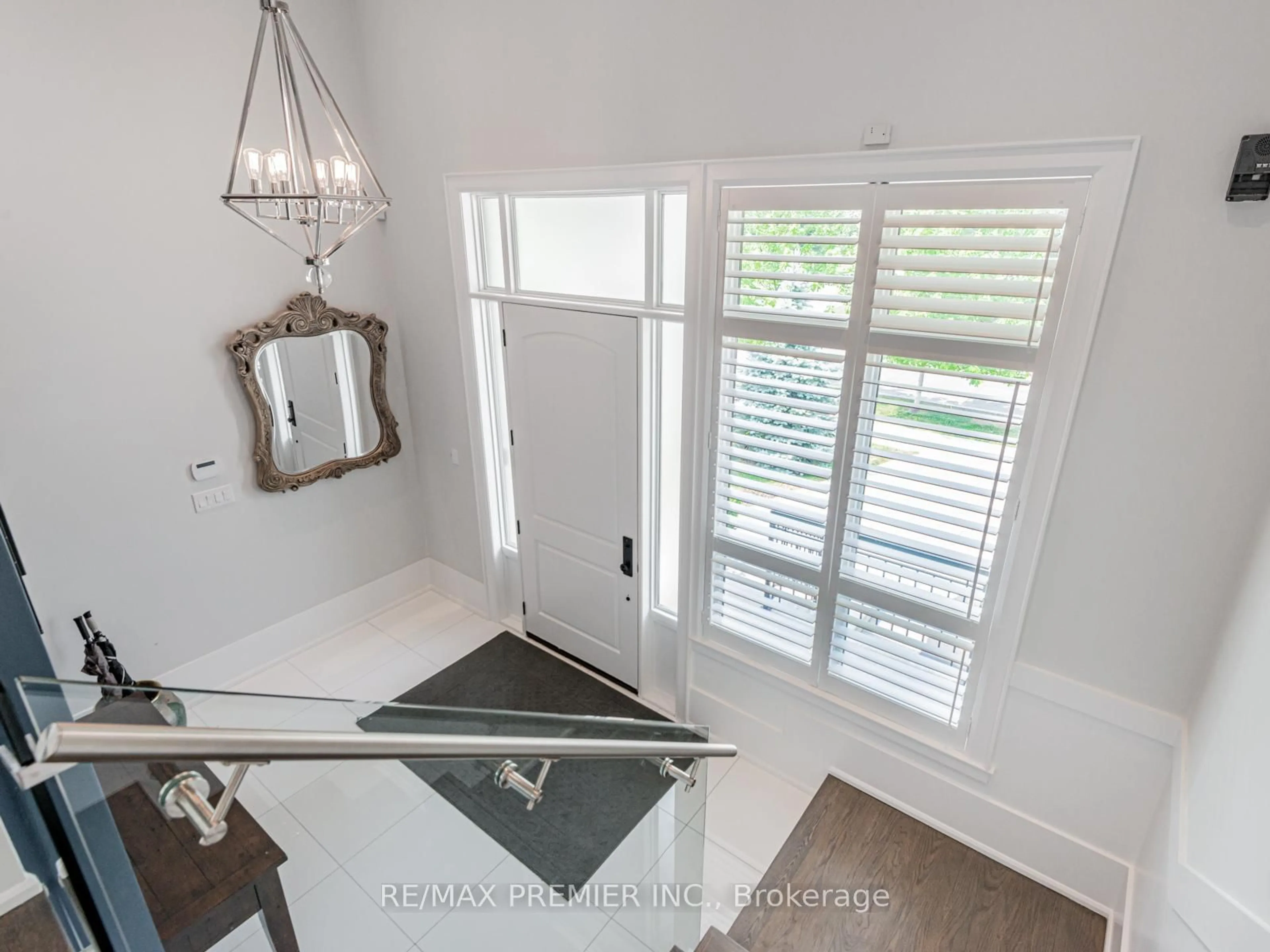 Indoor entryway for 111 Codsell Ave, Toronto Ontario M3H 3W2