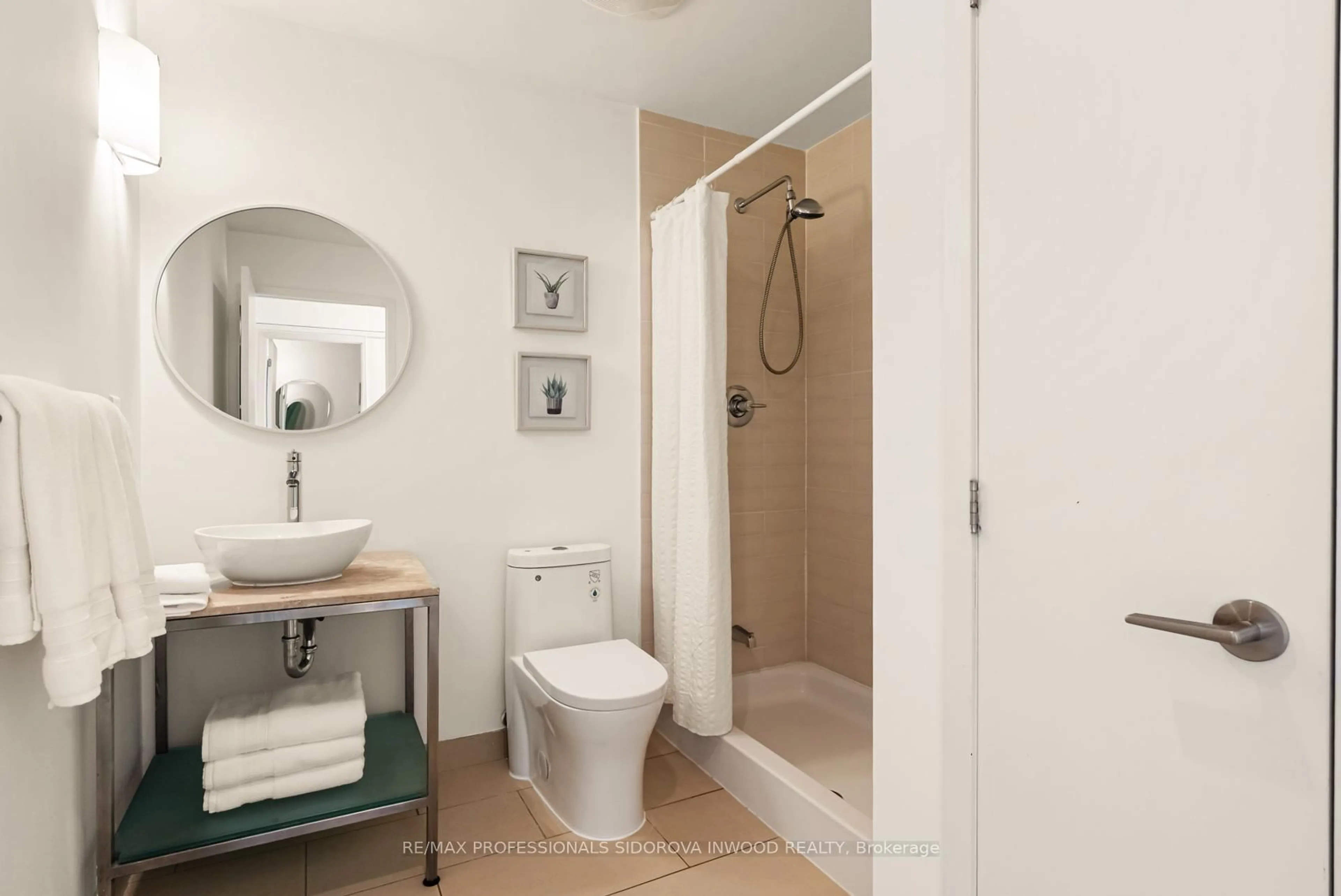 Standard bathroom, ceramic/tile floor for 33 Mill St #1208, Toronto Ontario M5A 3R3
