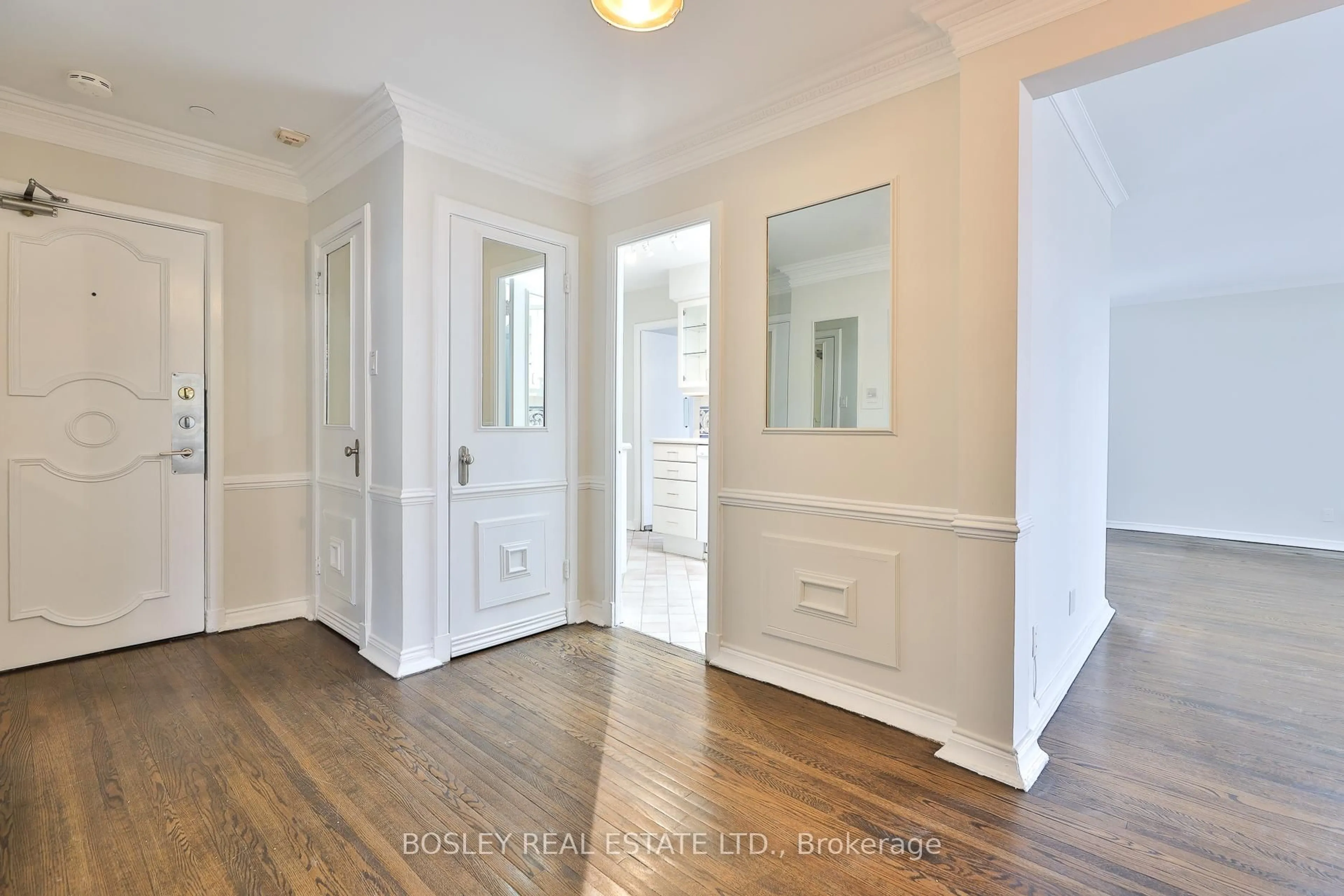 Indoor entryway for 707 Eglinton Ave #604, Toronto Ontario M5N 1C8