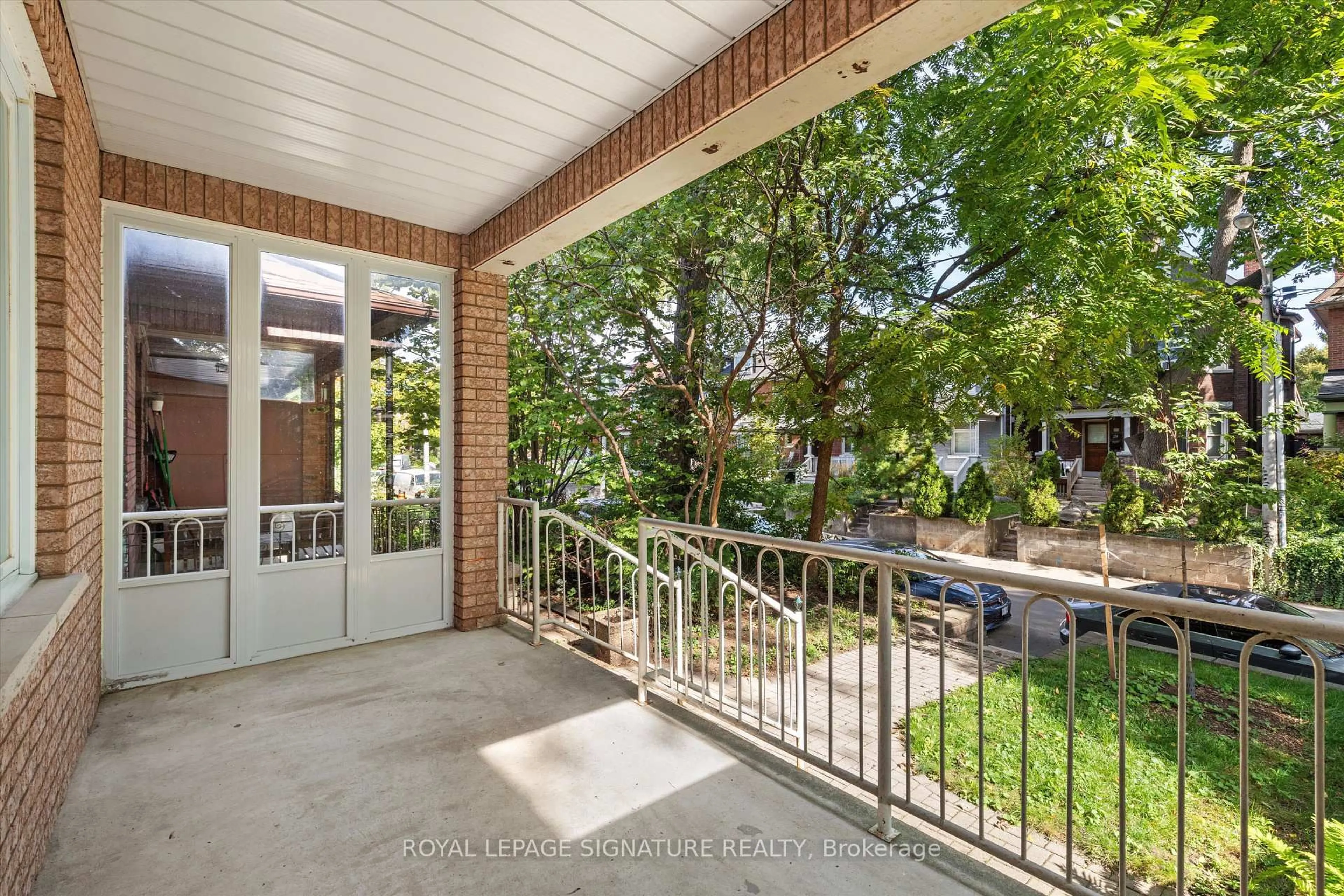 Patio, street for 244 Grace St, Toronto Ontario M6G 3A6