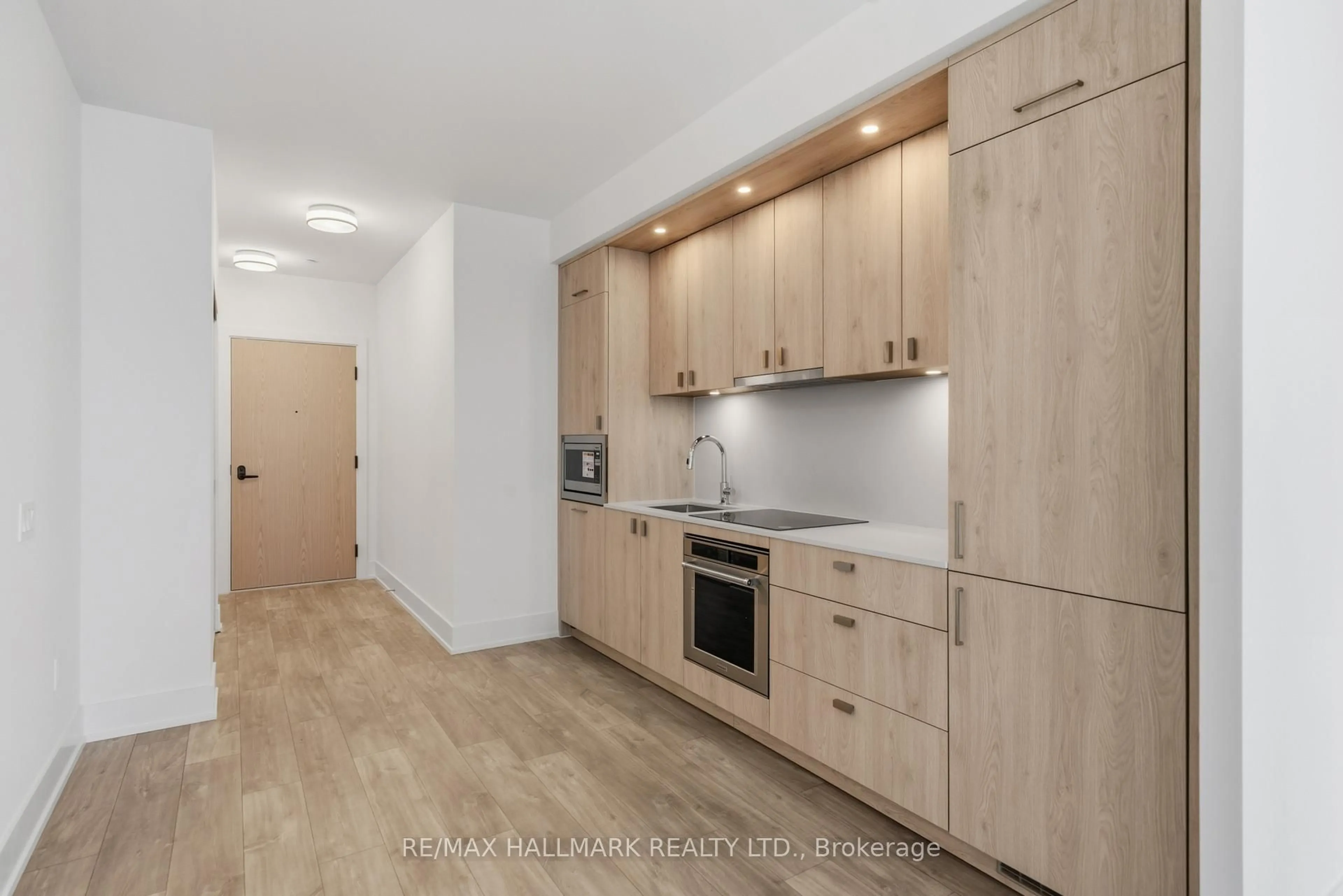 Standard kitchen, wood/laminate floor for 10 Inn On The Park Dr #1906, Toronto Ontario M3C 0P9