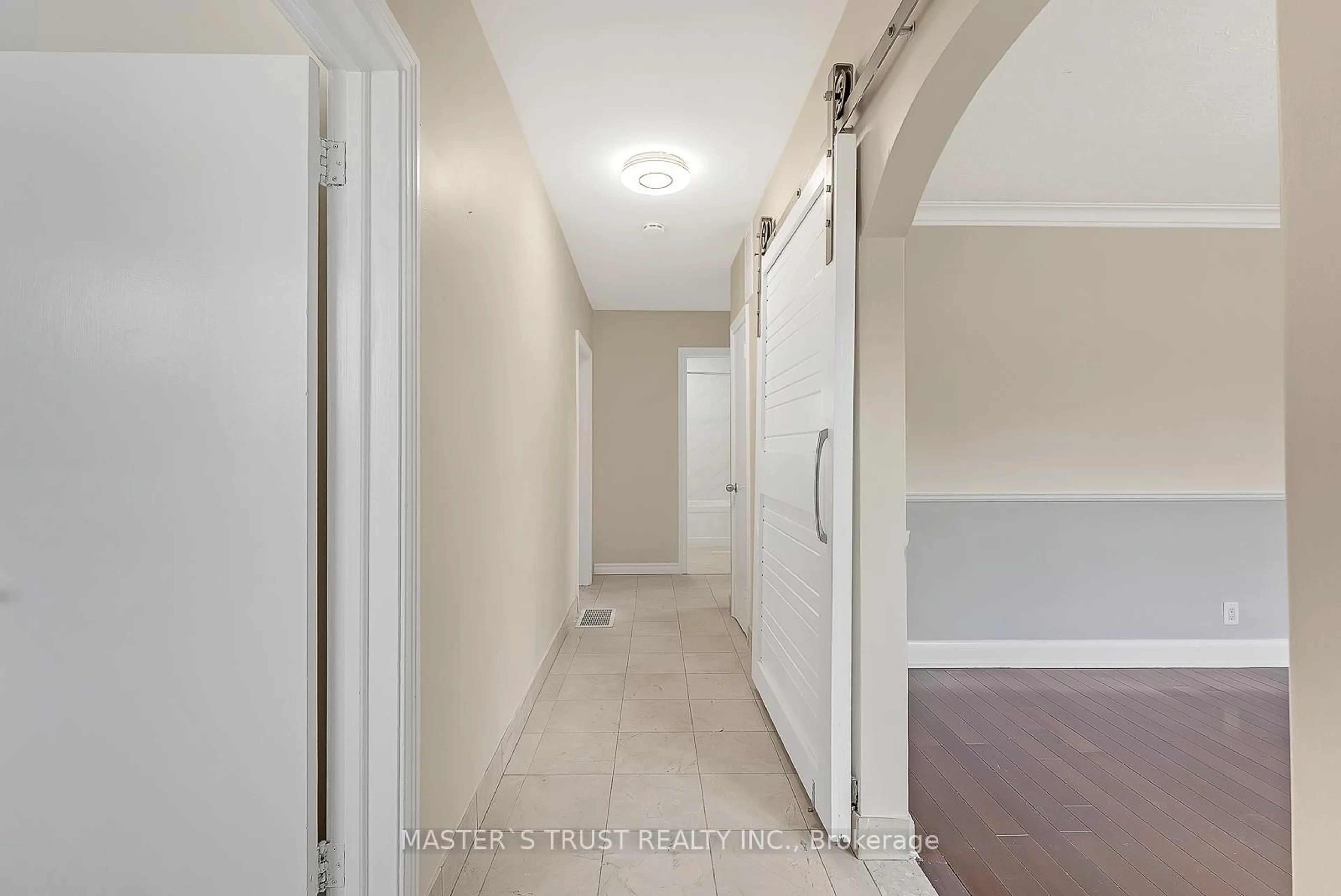 Indoor entryway for 4061 Dufferin St, Toronto Ontario M3H 5R7
