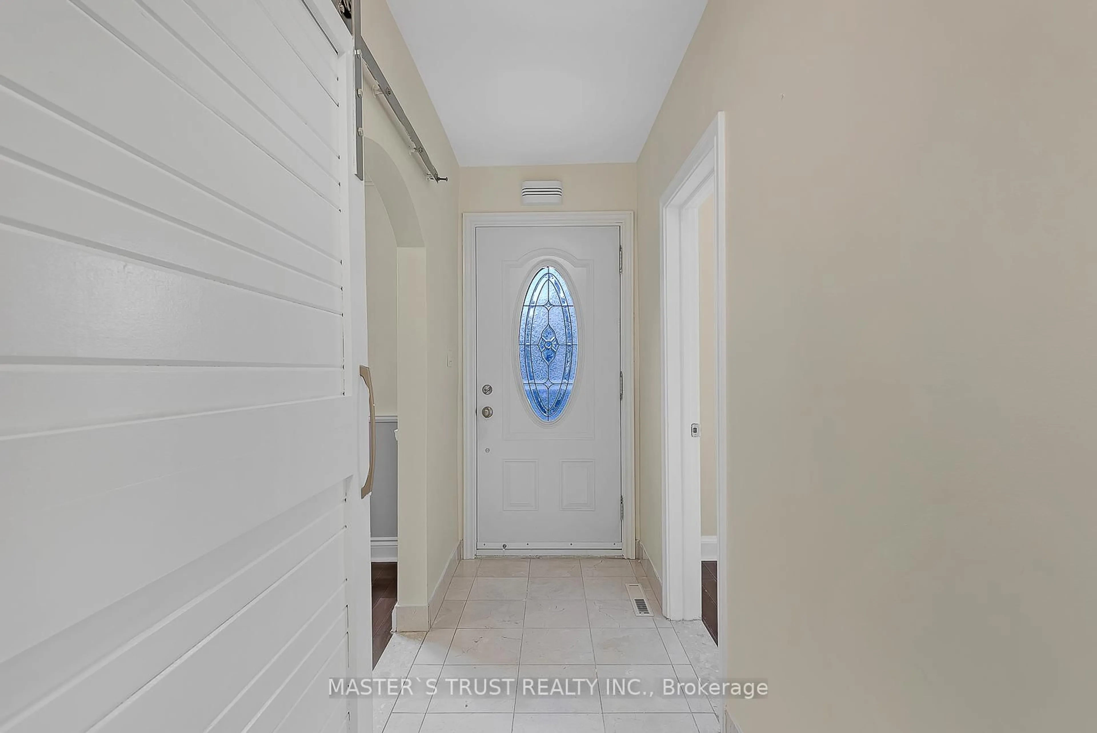 Indoor entryway for 4061 Dufferin St, Toronto Ontario M3H 5R7