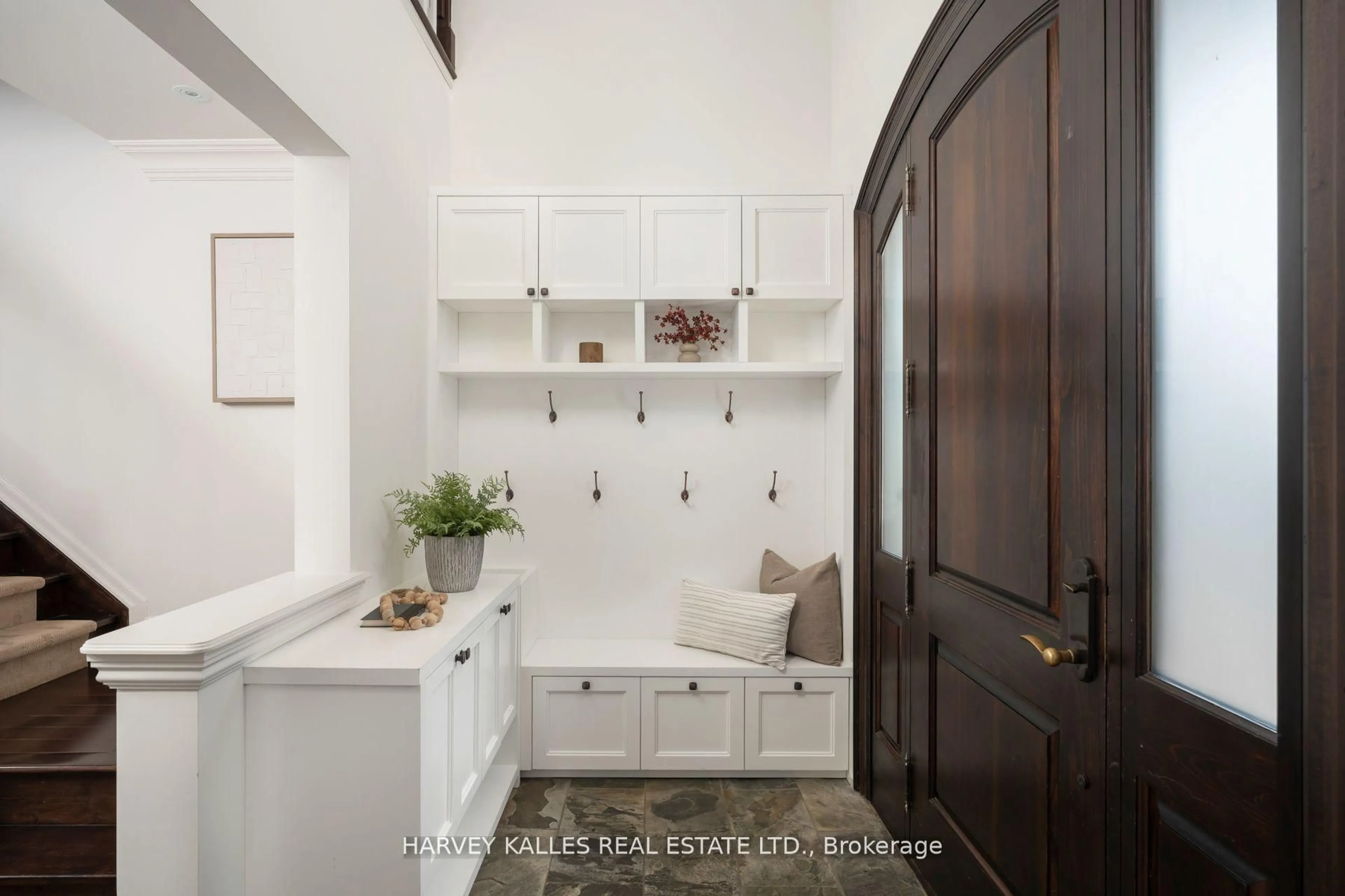 Indoor entryway for 60 Mcgillivray Ave, Toronto Ontario M5M 2Y2