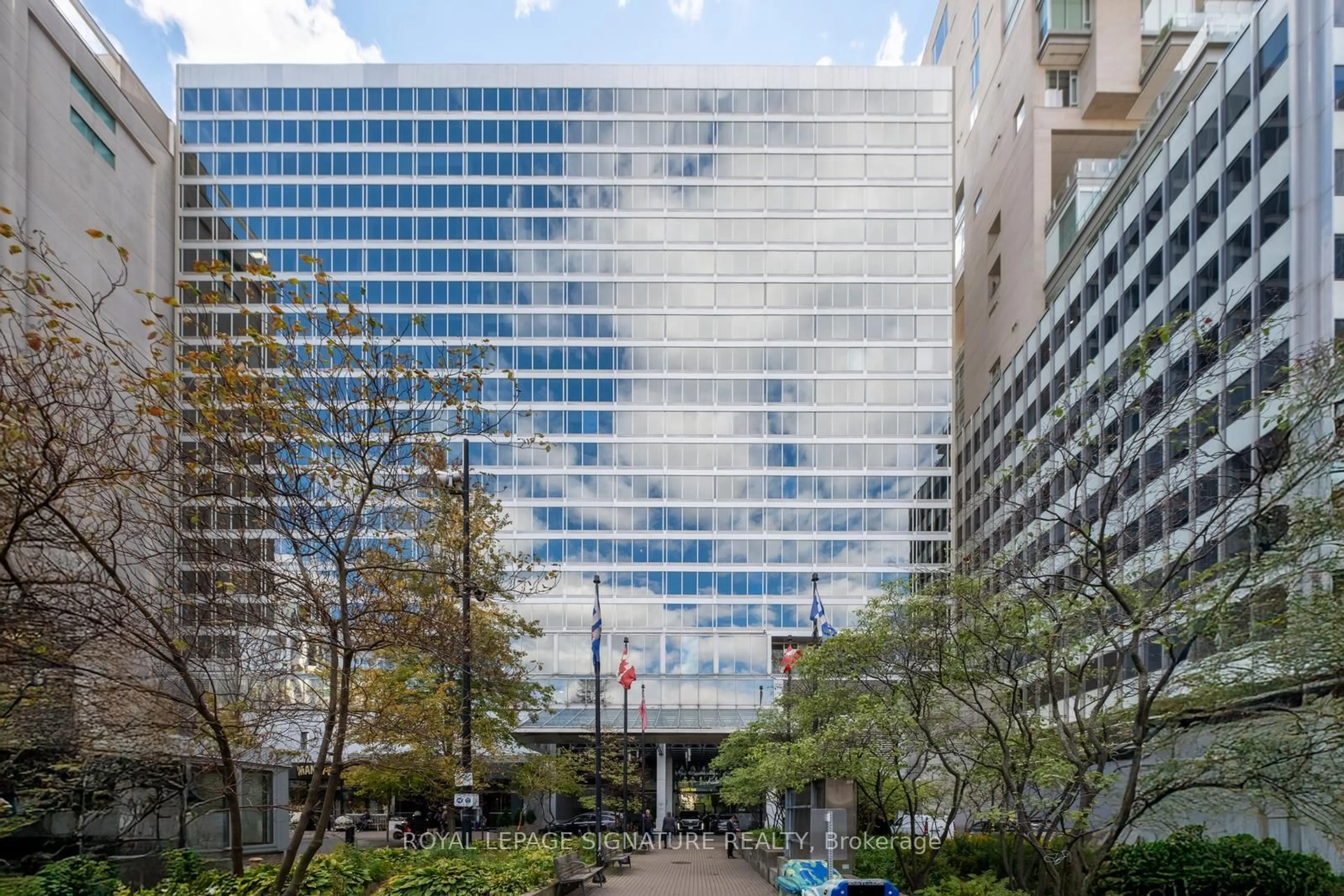 Patio, building for 110 Bloor St #1201, Toronto Ontario M5S 2W7