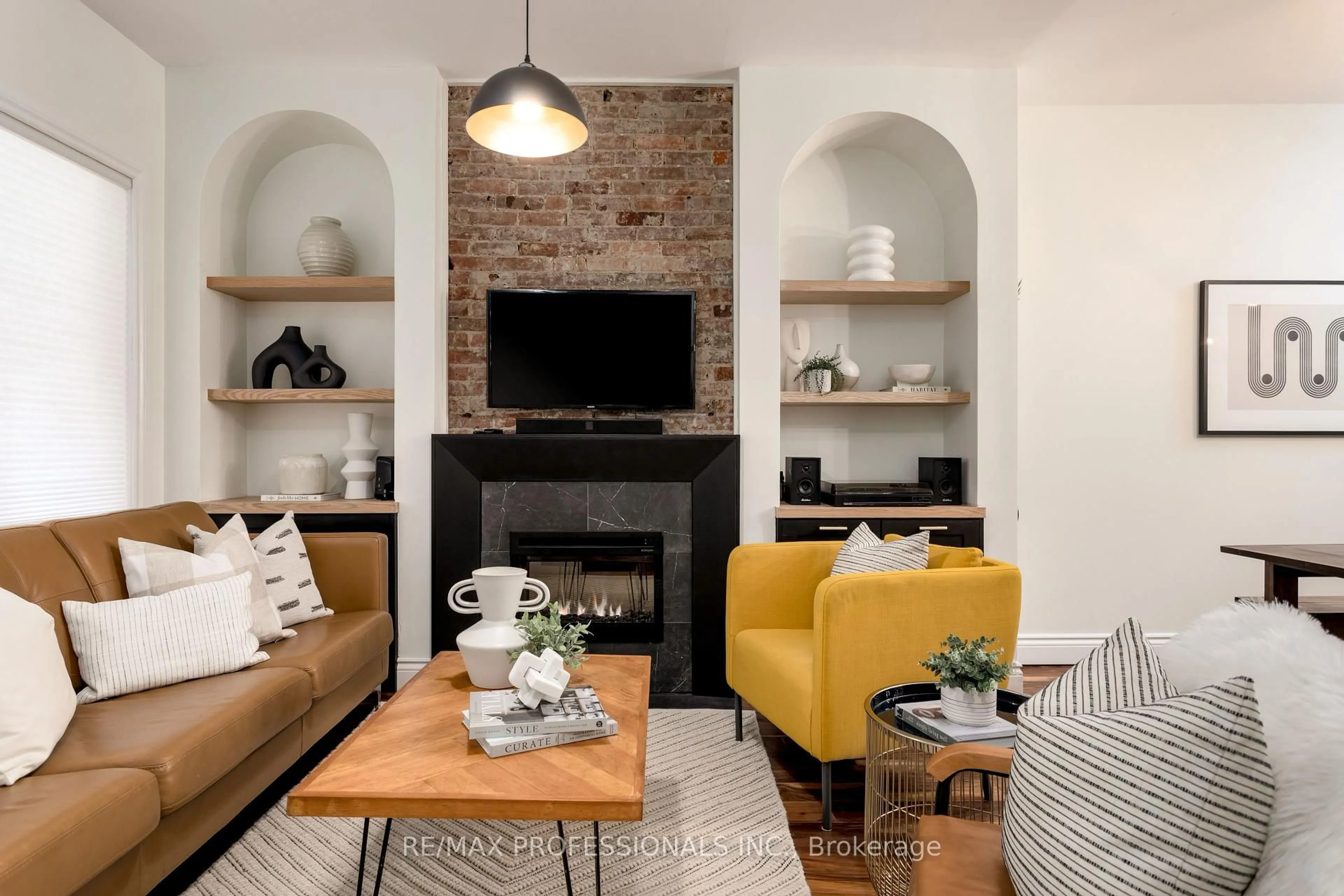Living room with furniture, unknown for 211 Markham St, Toronto Ontario M6J 2G7