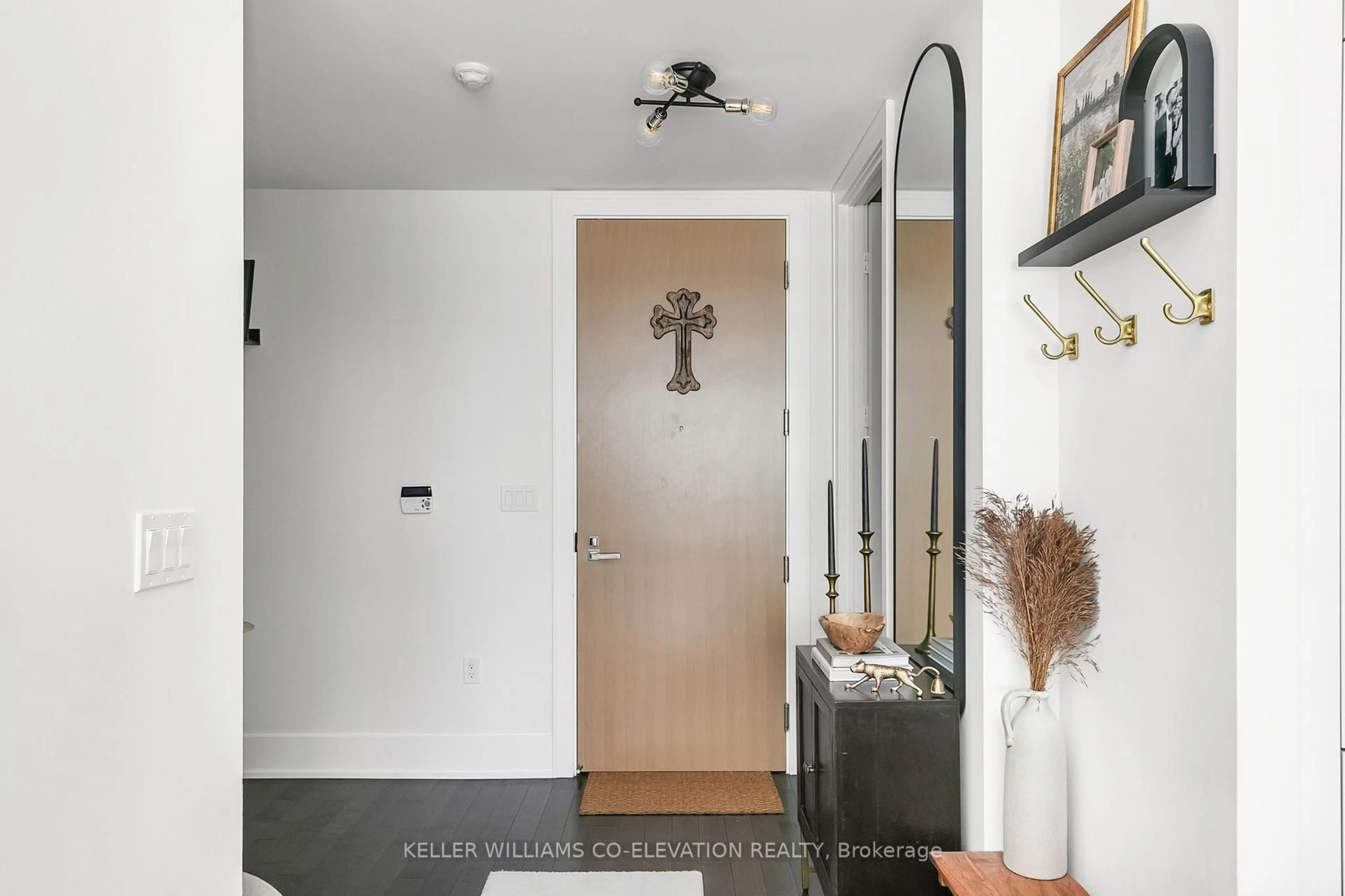 Indoor entryway for 39 Queens Quay #835, Toronto Ontario M5E 0A5