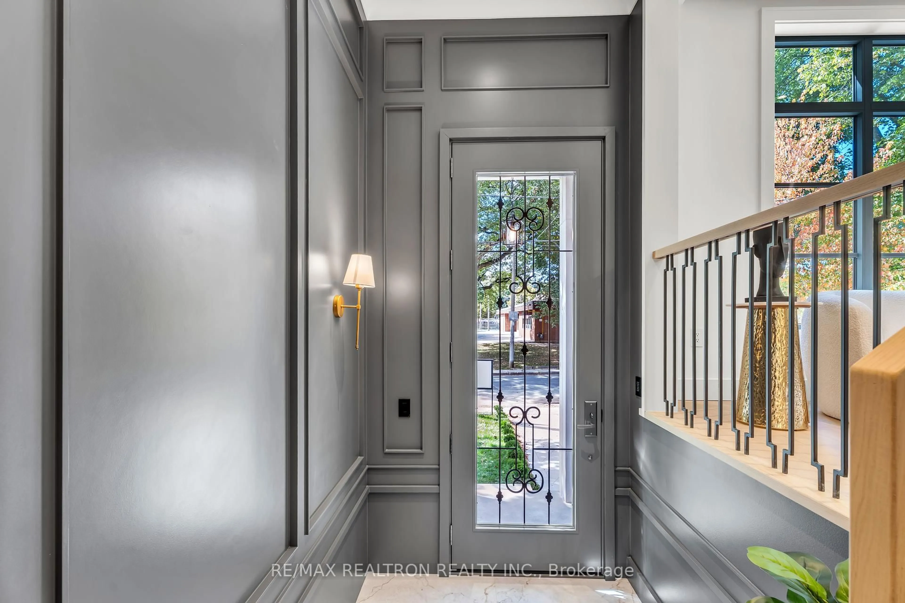 Indoor entryway for 105 Rumsey Rd, Toronto Ontario M4G 1P1