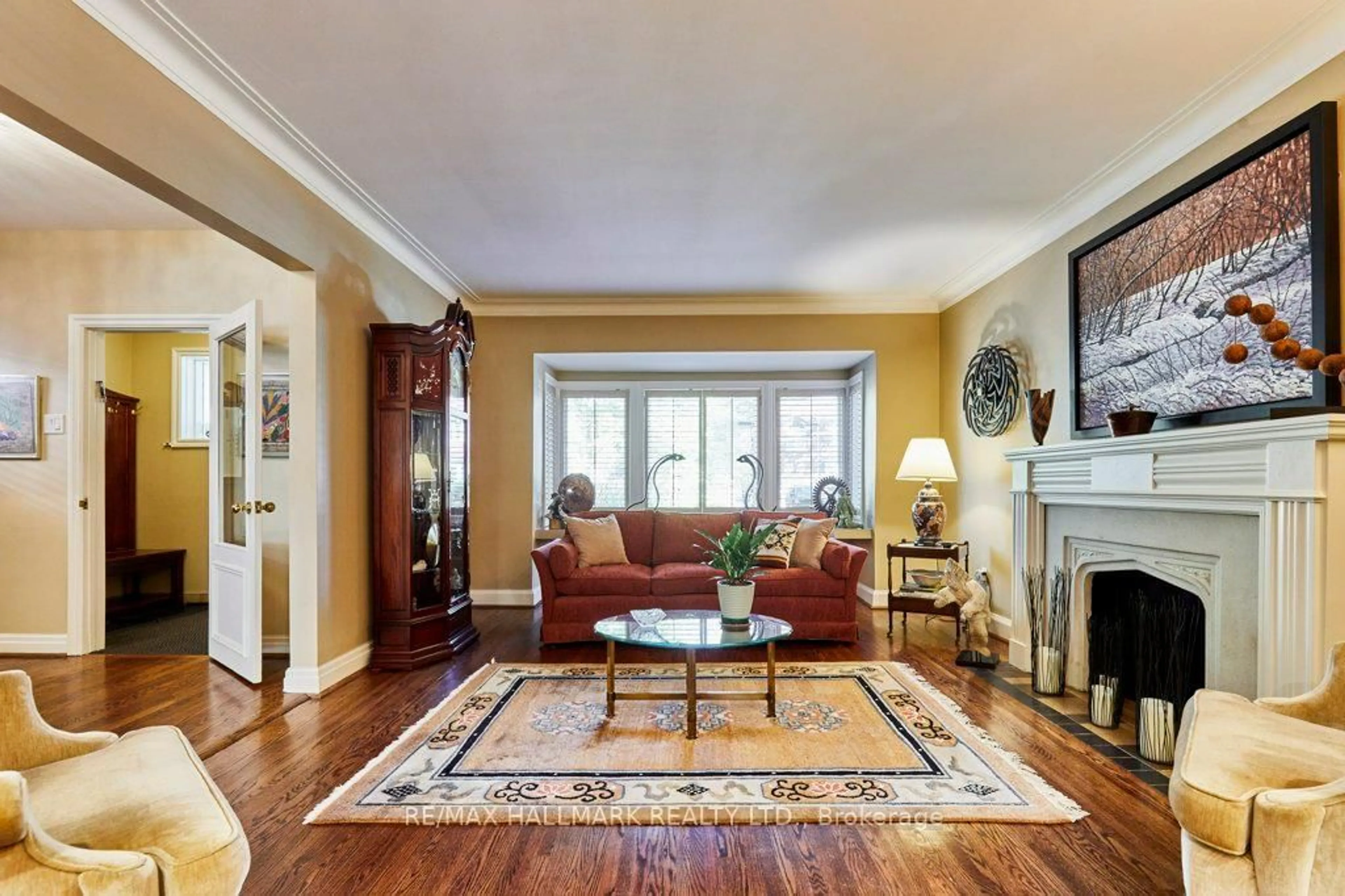 Living room with furniture, unknown for 106 Kimbark Blvd, Toronto Ontario M5N 2Y2