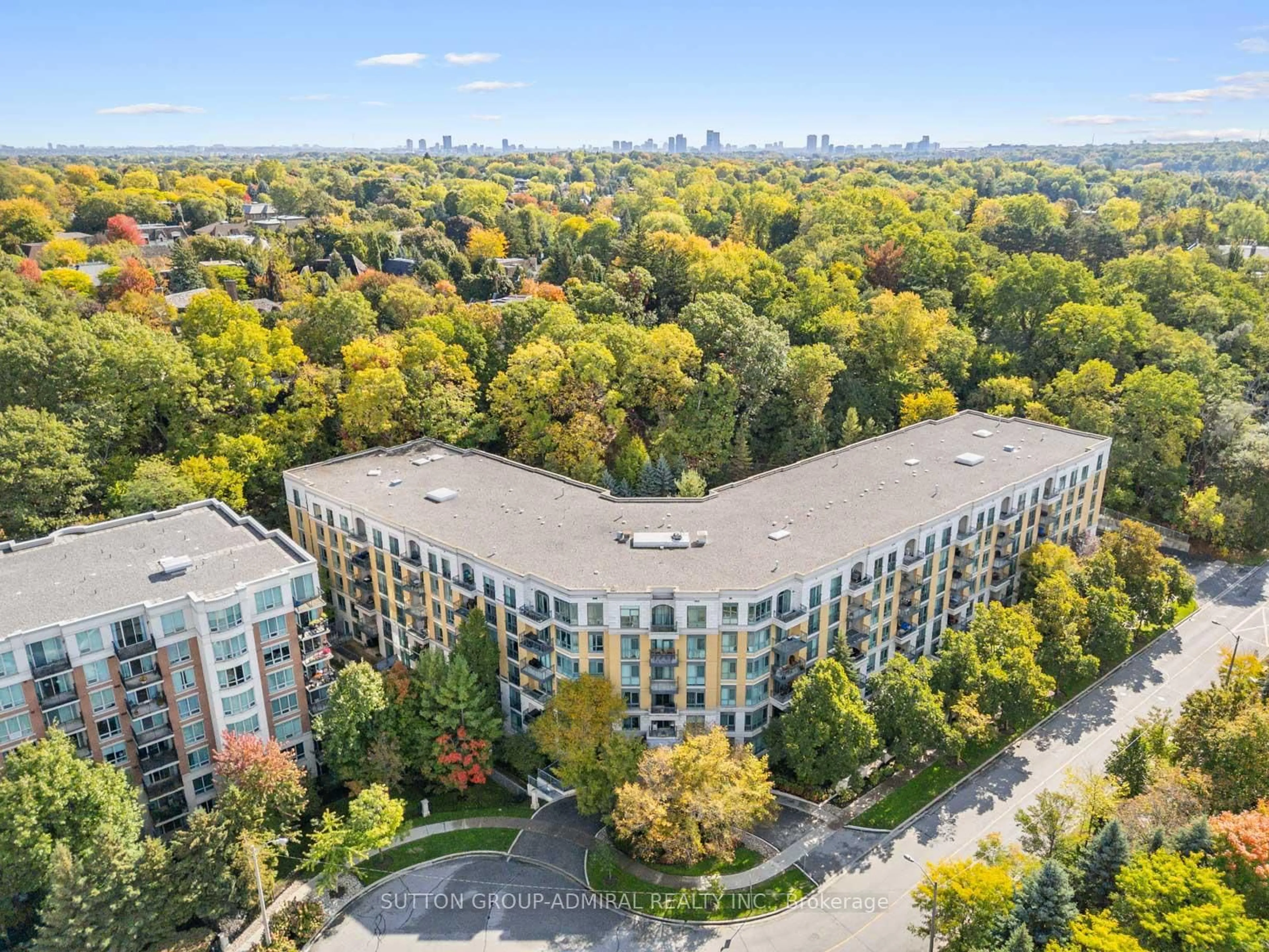 A pic from outside/outdoor area/front of a property/back of a property/a pic from drone, city buildings view from balcony for 11 William Carson Cres #520, Toronto Ontario M2P 2G1