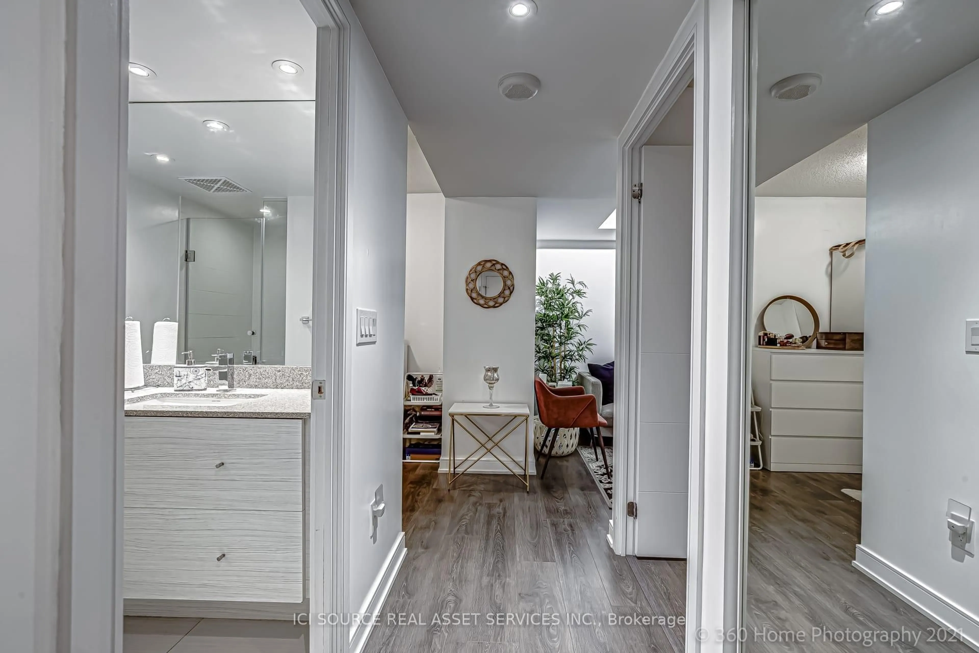 Contemporary bathroom, ceramic/tile floor for 525 Adelaide St #1020, Toronto Ontario M5V 0N7