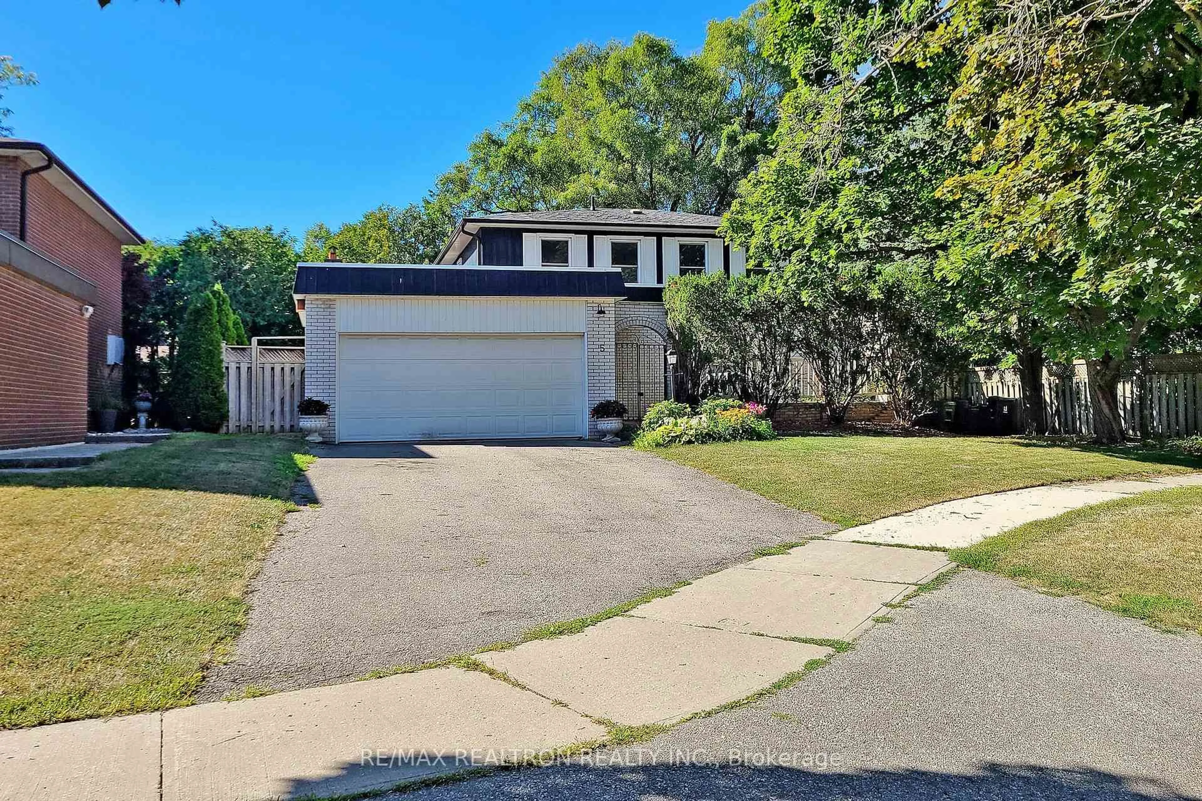 A pic from outside/outdoor area/front of a property/back of a property/a pic from drone, street for 5 Centurion Crt, Toronto Ontario M2K 2N5
