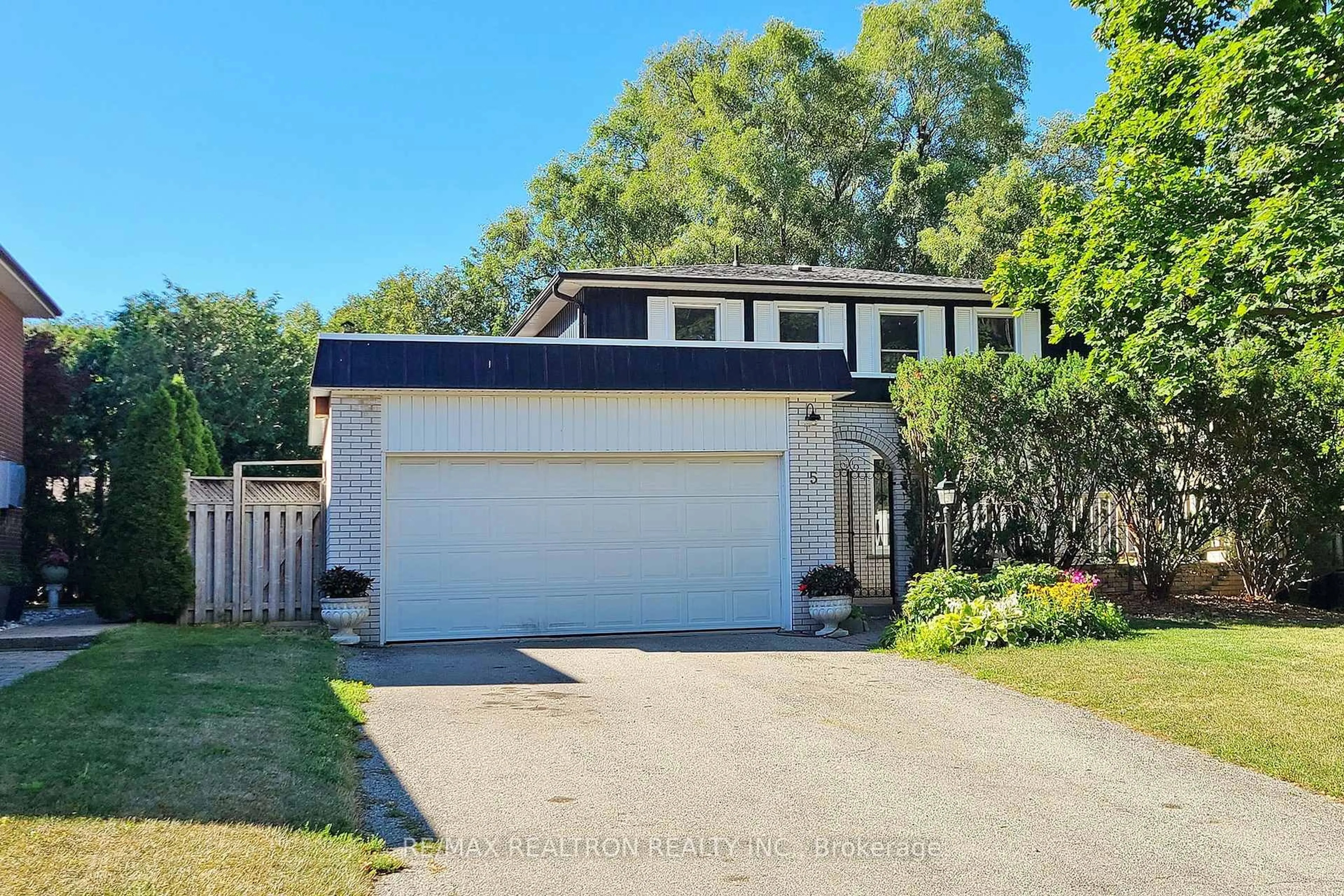 A pic from outside/outdoor area/front of a property/back of a property/a pic from drone, street for 5 Centurion Crt, Toronto Ontario M2K 2N5