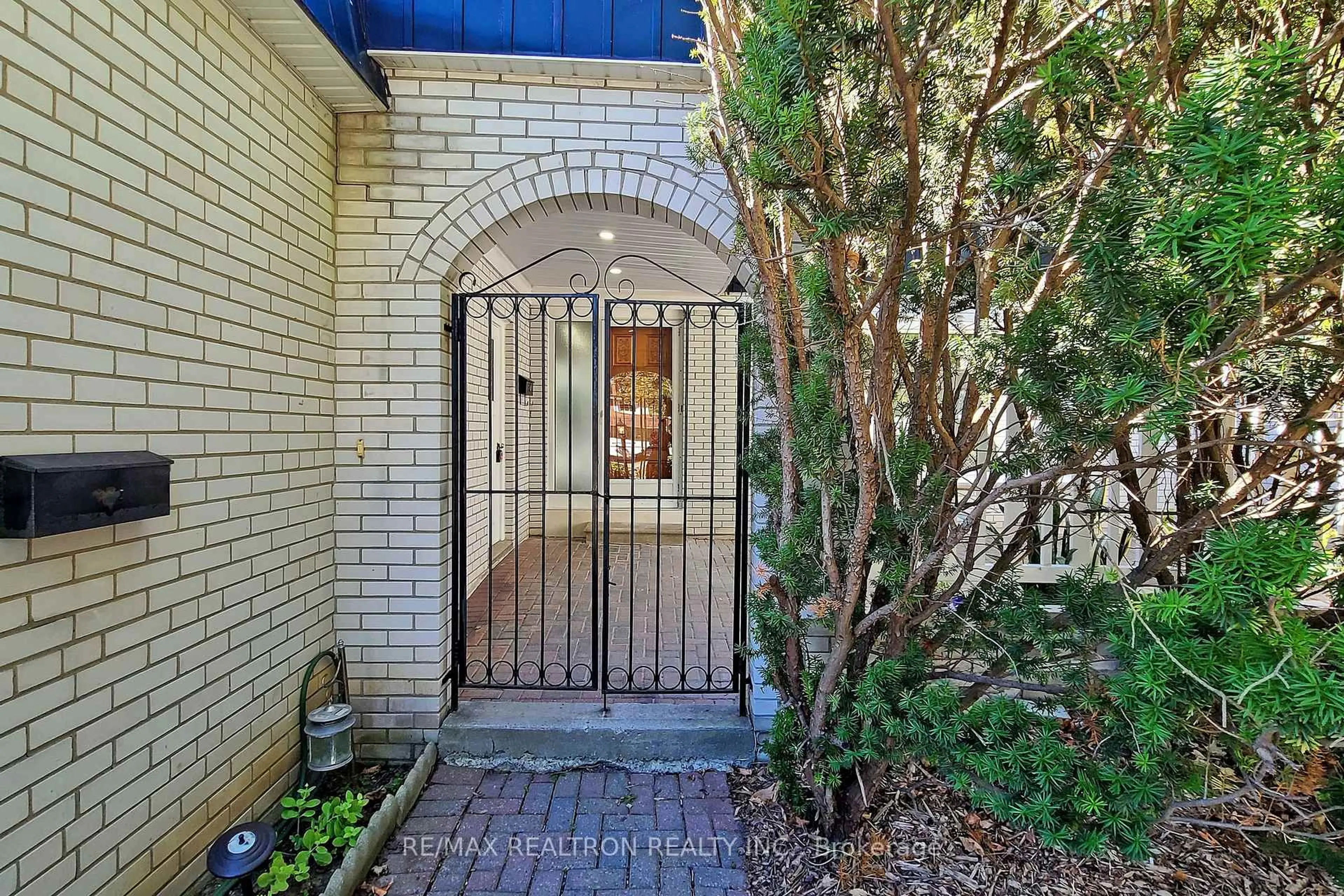 Indoor entryway for 5 Centurion Crt, Toronto Ontario M2K 2N5