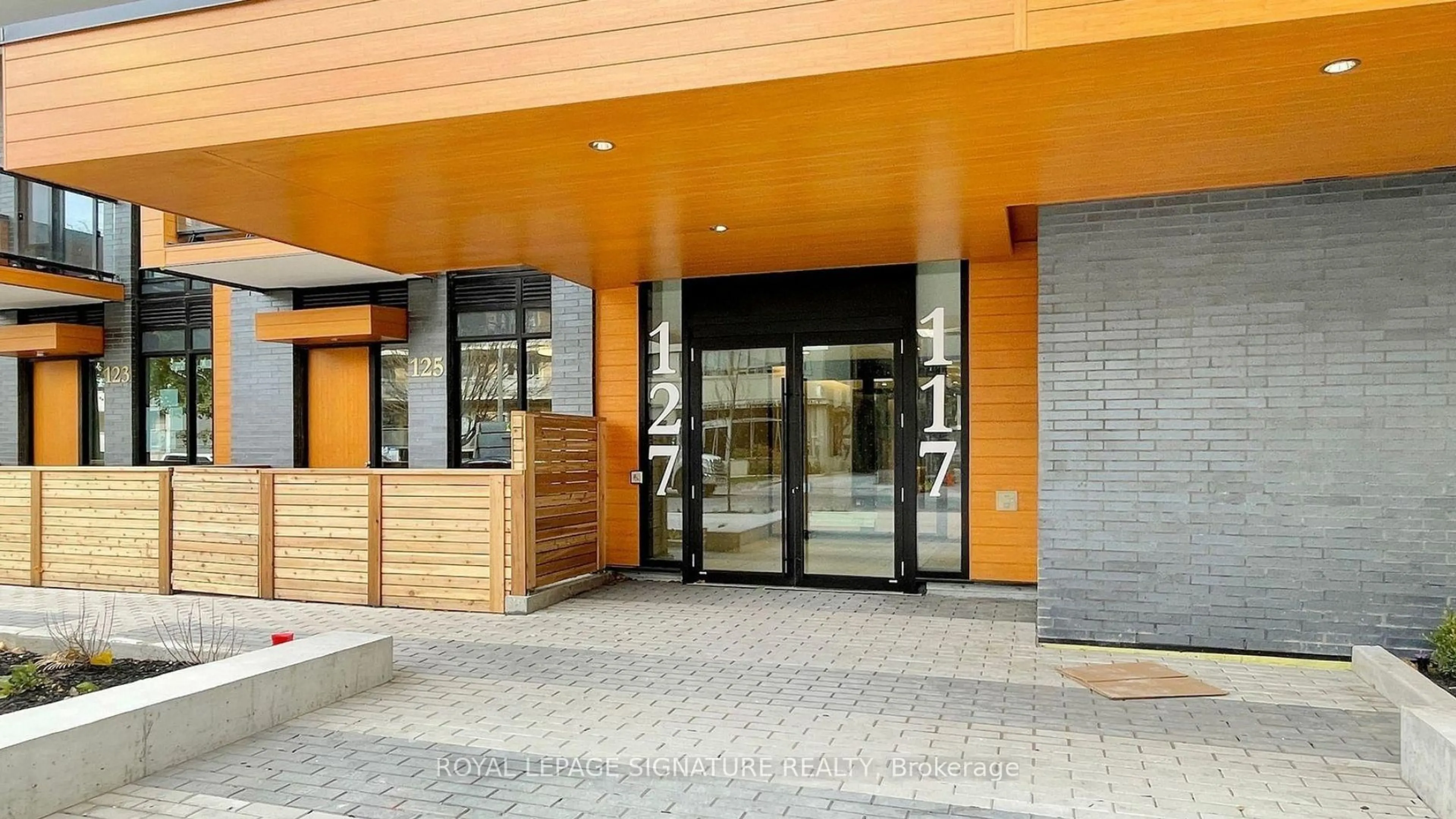Indoor foyer for 117 Broadway Ave #1102, Toronto Ontario M4P 1V5