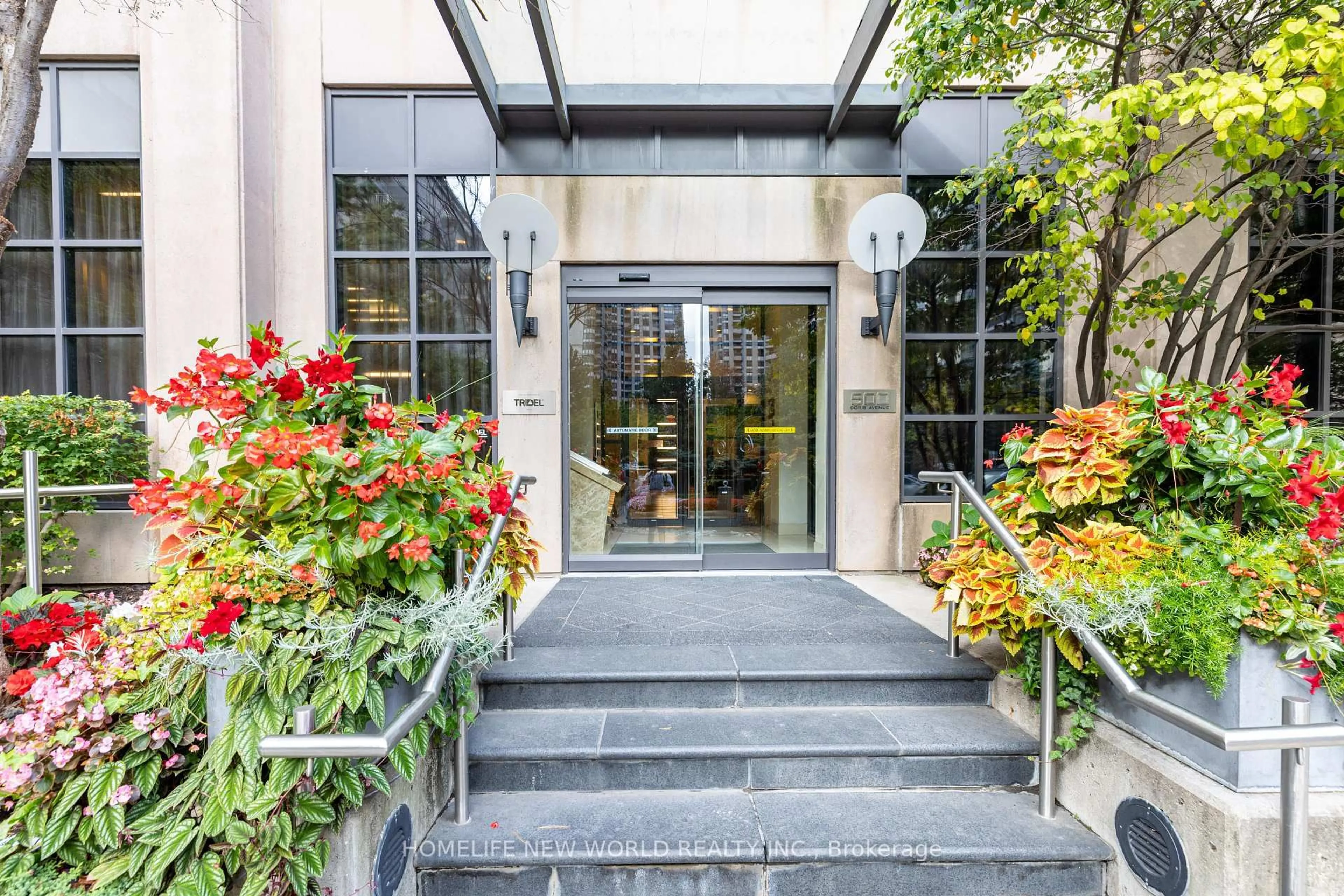 Indoor foyer for 500 Doris Ave #323, Toronto Ontario M2N 0C1