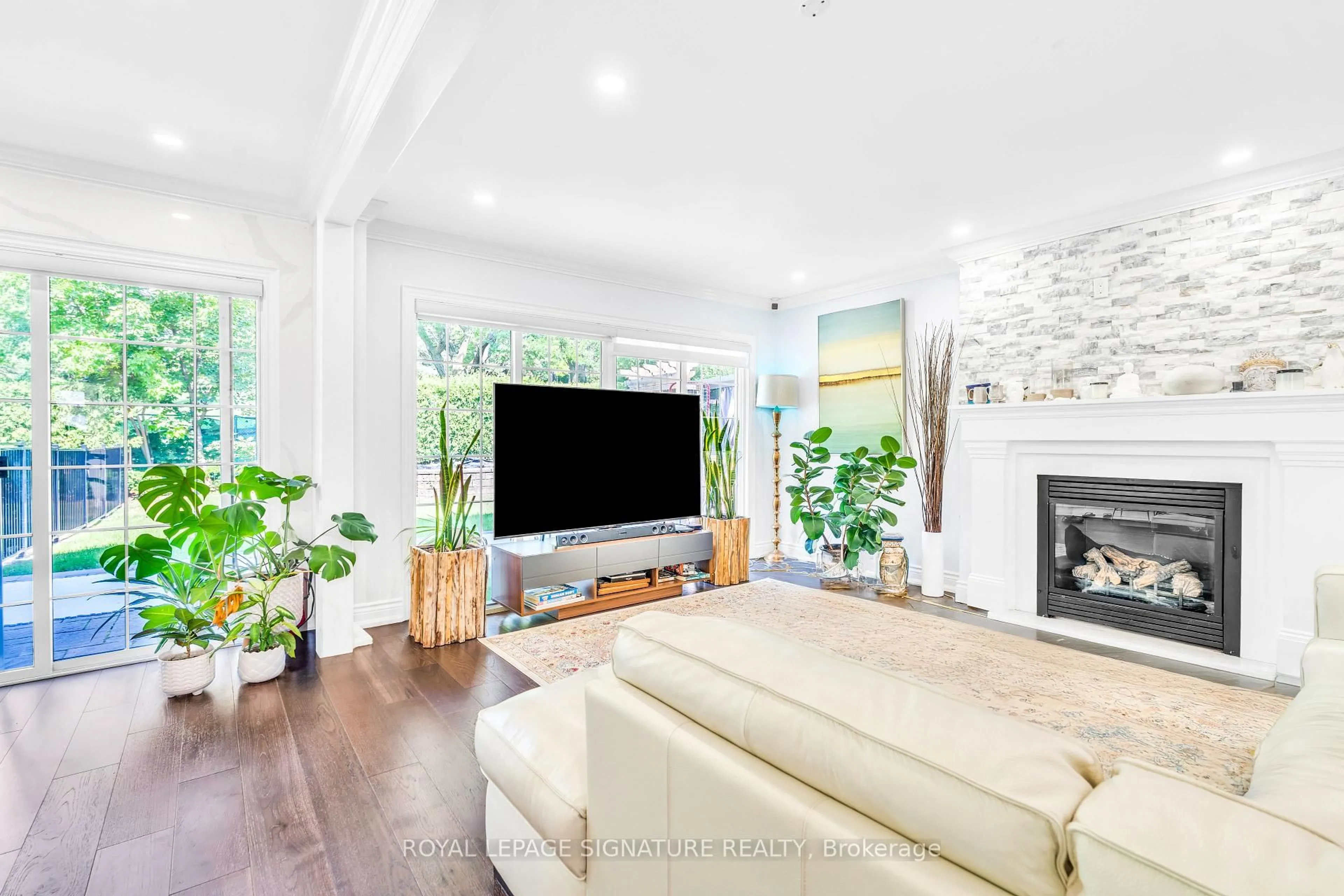 Living room with furniture, unknown for 88 Olsen Dr, Toronto Ontario M3A 3J3