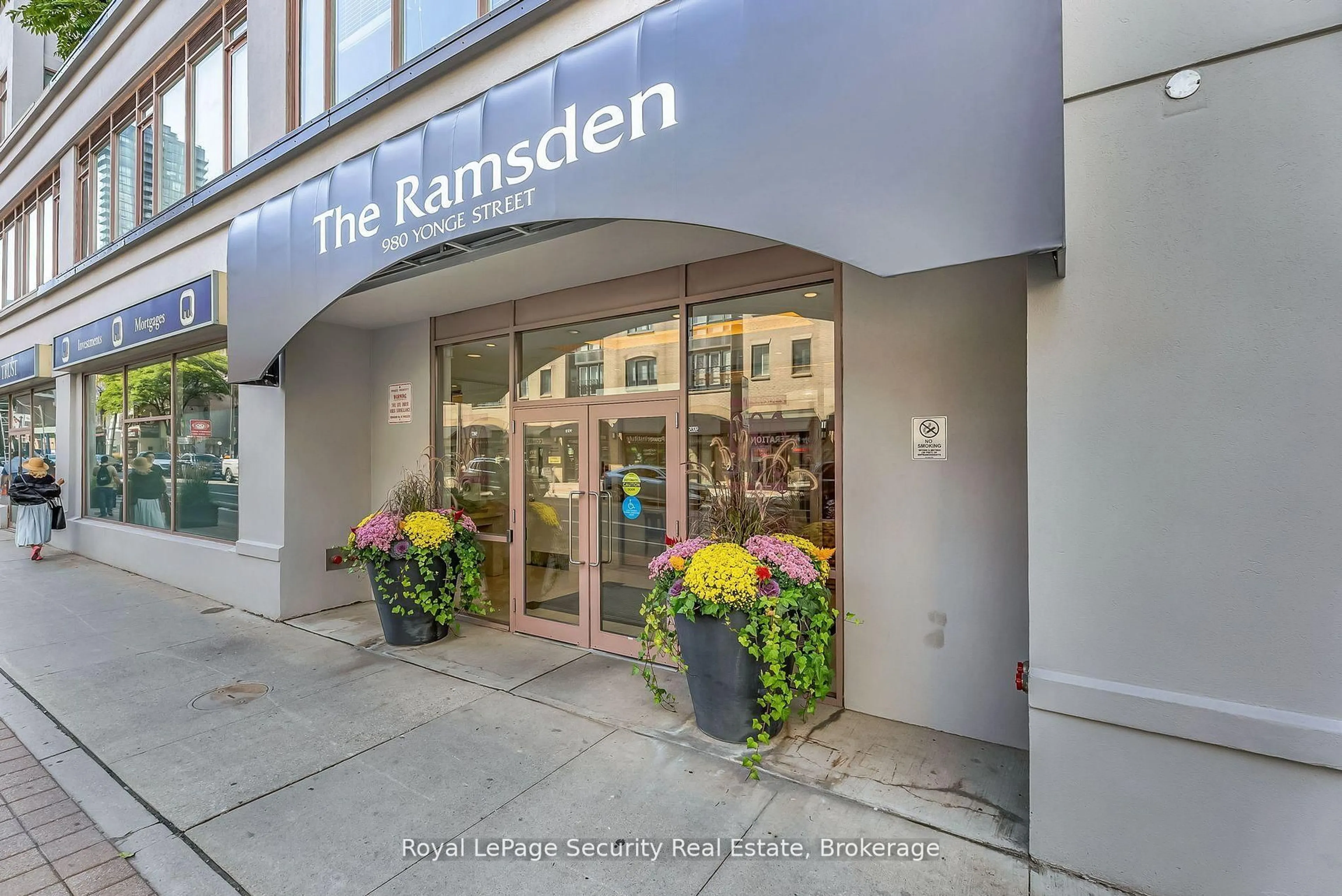 Indoor foyer for 980 Yonge St #403, Toronto Ontario M4W 3V8