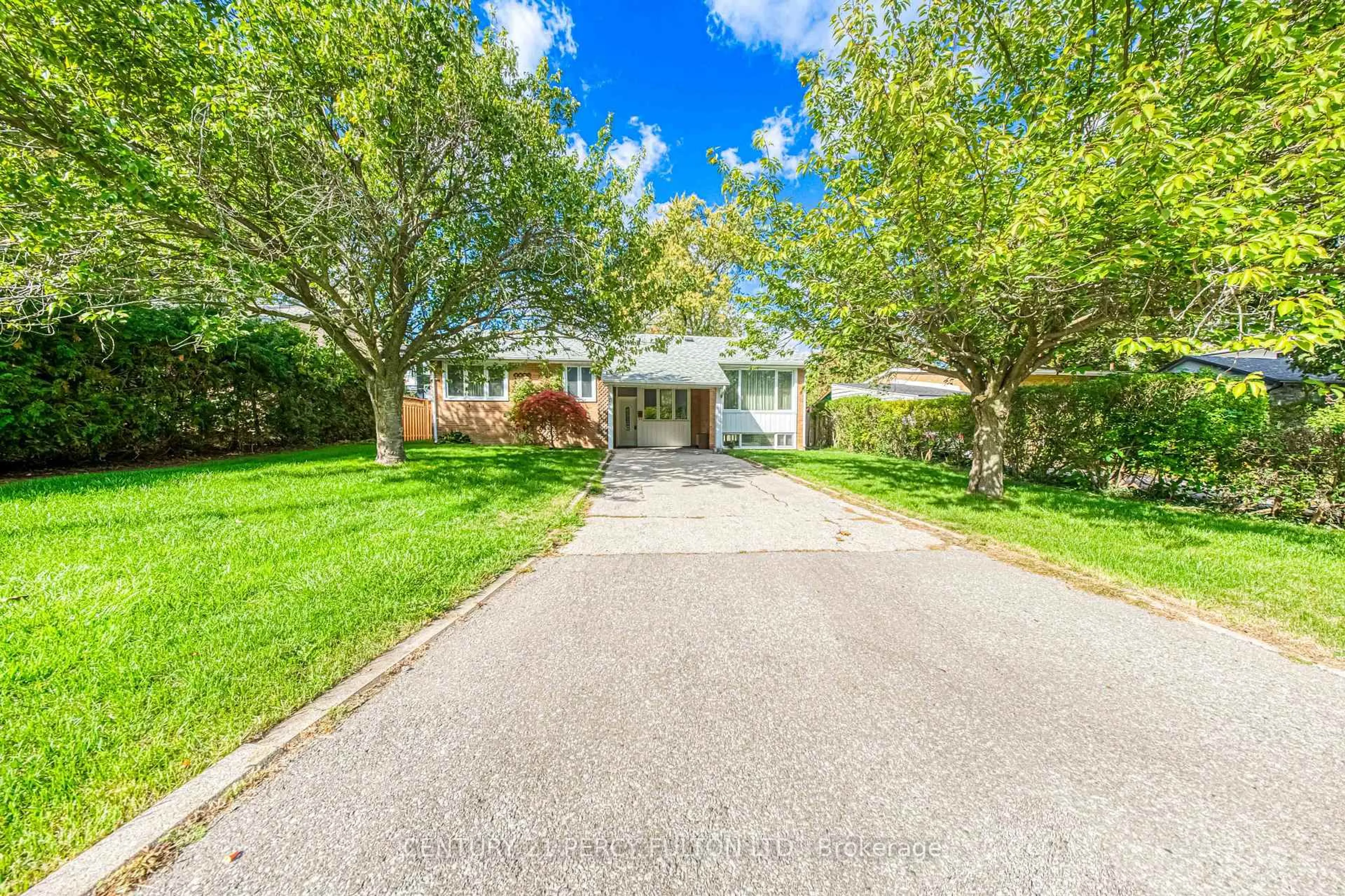 A pic from outside/outdoor area/front of a property/back of a property/a pic from drone, street for 73 Berkinshaw Cres, Toronto Ontario M3B 2T1