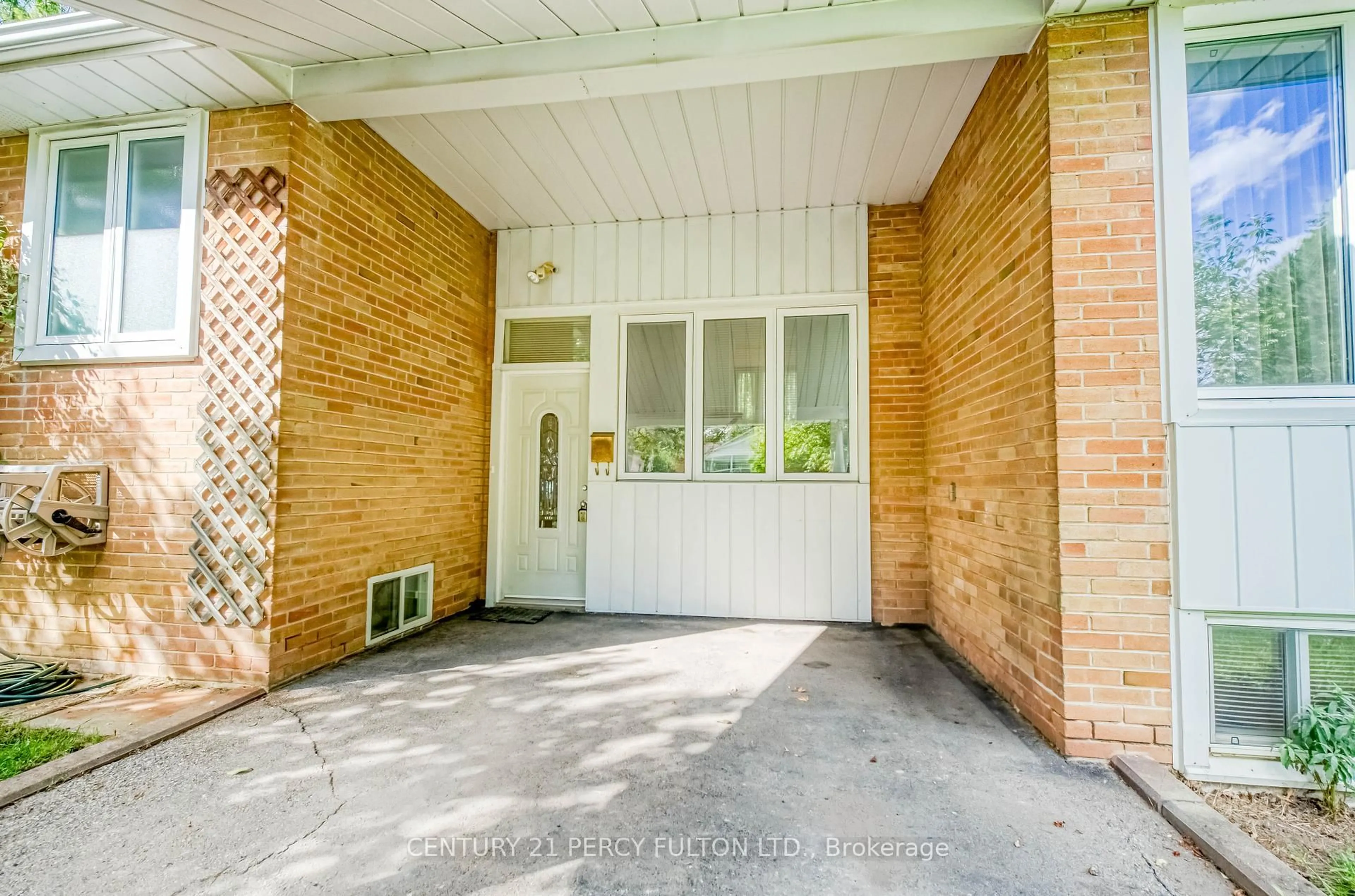 Indoor entryway for 73 Berkinshaw Cres, Toronto Ontario M3B 2T1