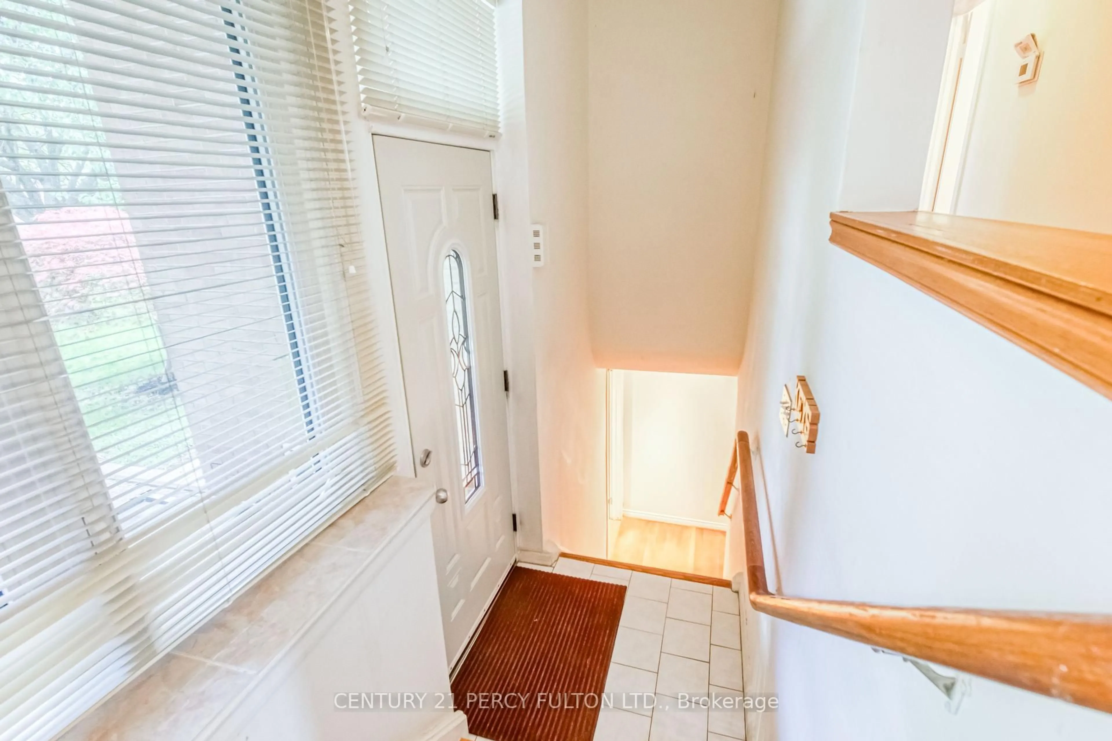 Indoor entryway for 73 Berkinshaw Cres, Toronto Ontario M3B 2T1