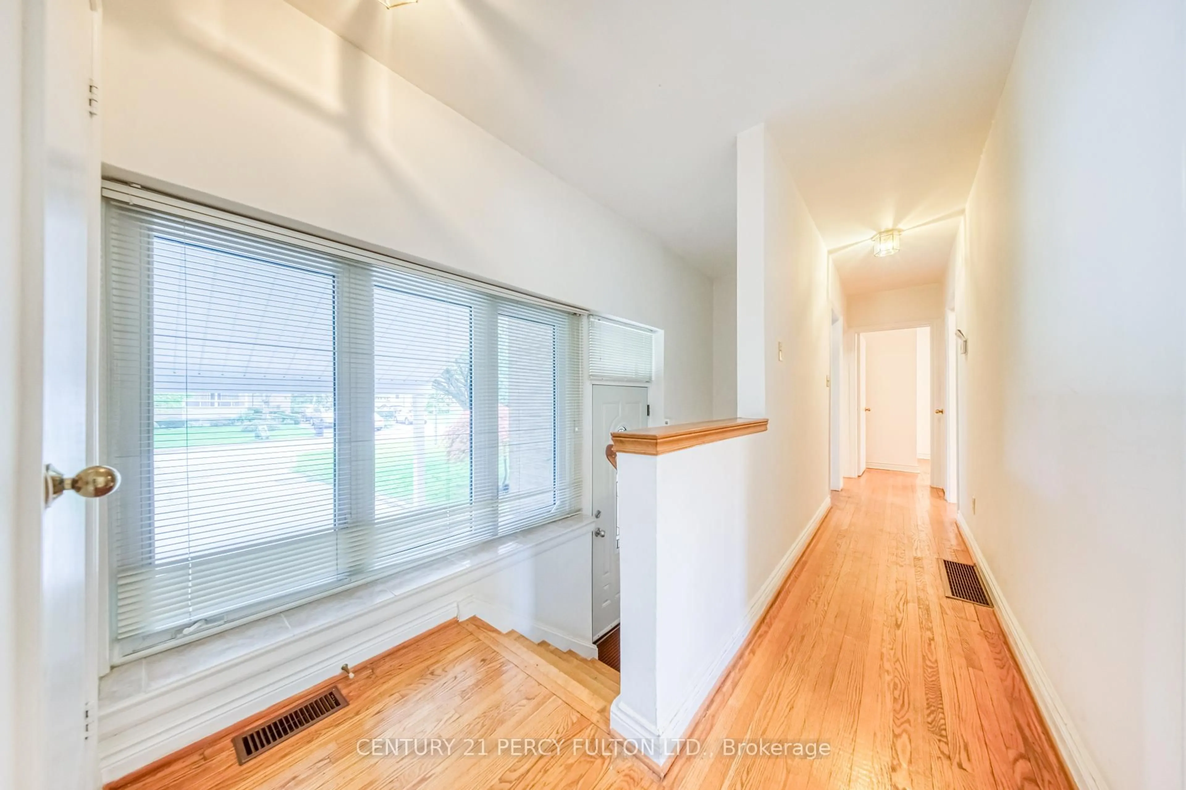 Indoor foyer for 73 Berkinshaw Cres, Toronto Ontario M3B 2T1