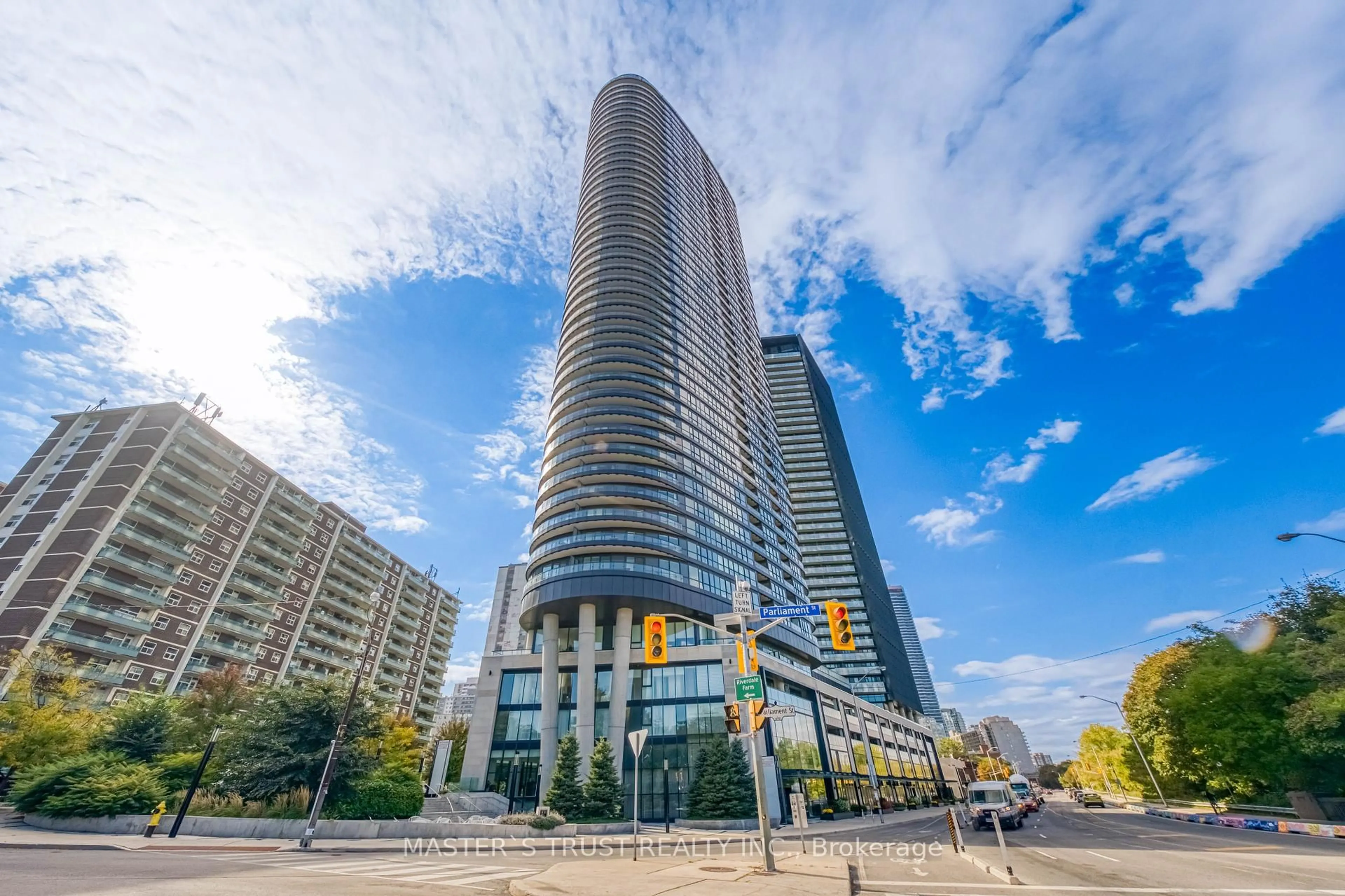 Indoor foyer for 585 Bloor St #3218, Toronto Ontario M4W 0B3