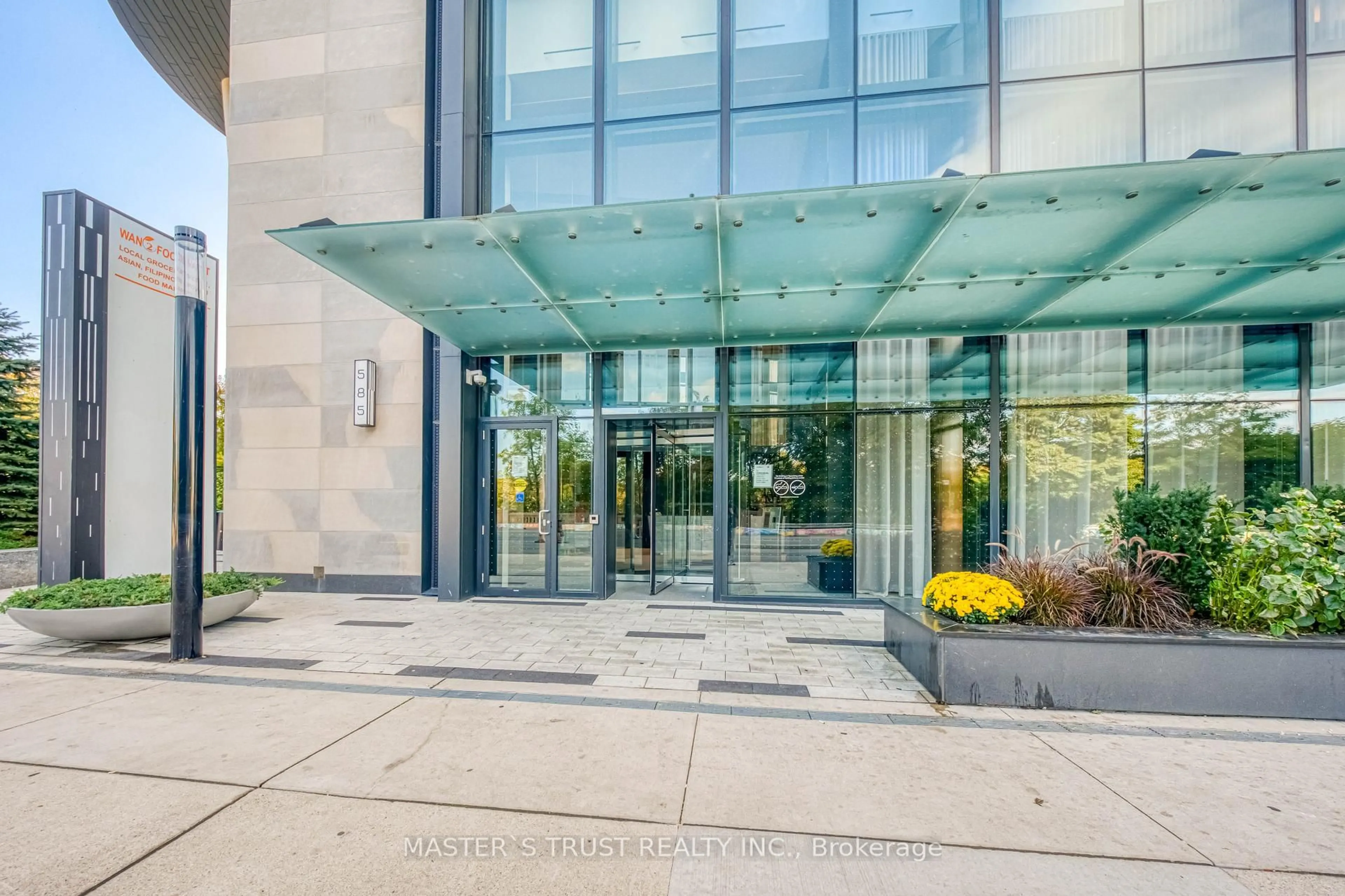 Indoor foyer for 585 Bloor St #3218, Toronto Ontario M4W 0B3