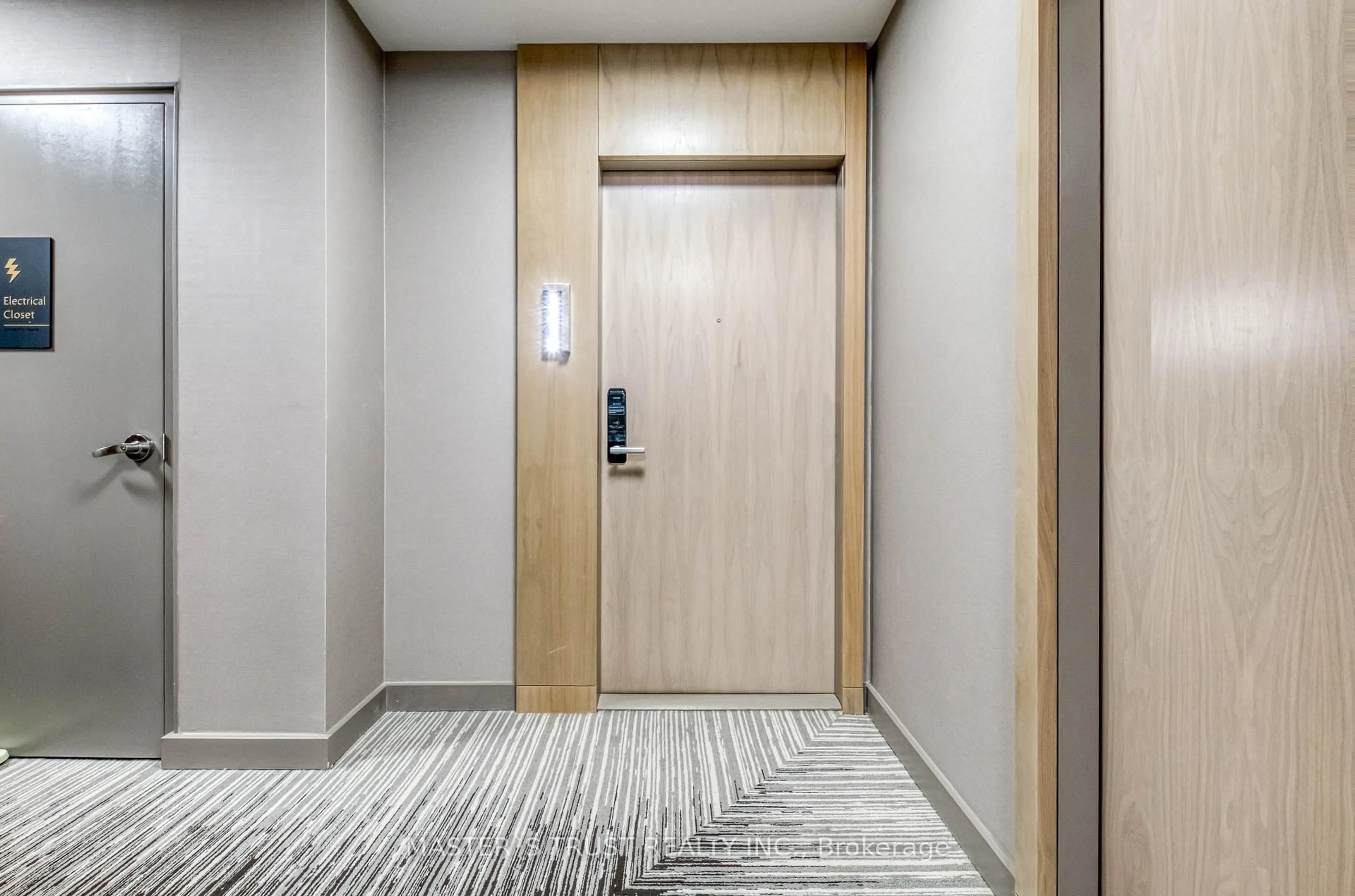 Indoor foyer for 585 Bloor St #3218, Toronto Ontario M4W 0B3